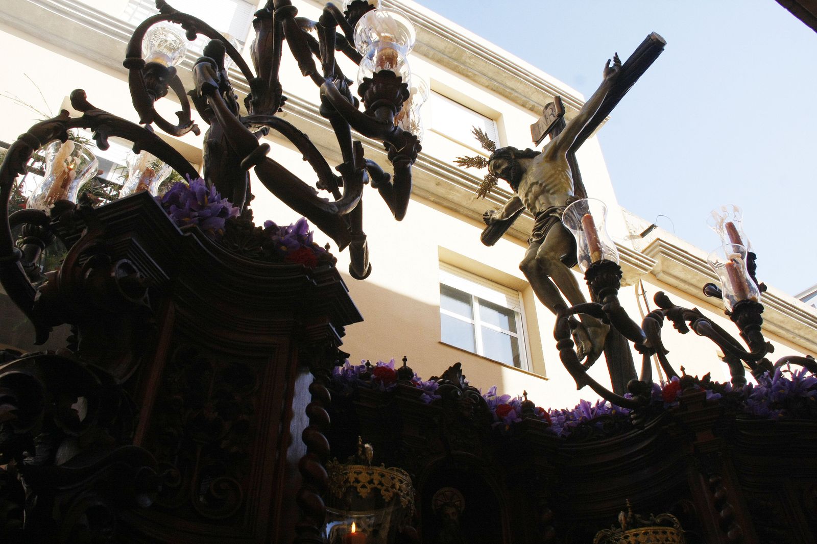 El Cristo crucificado, por el centro de El Puerto.