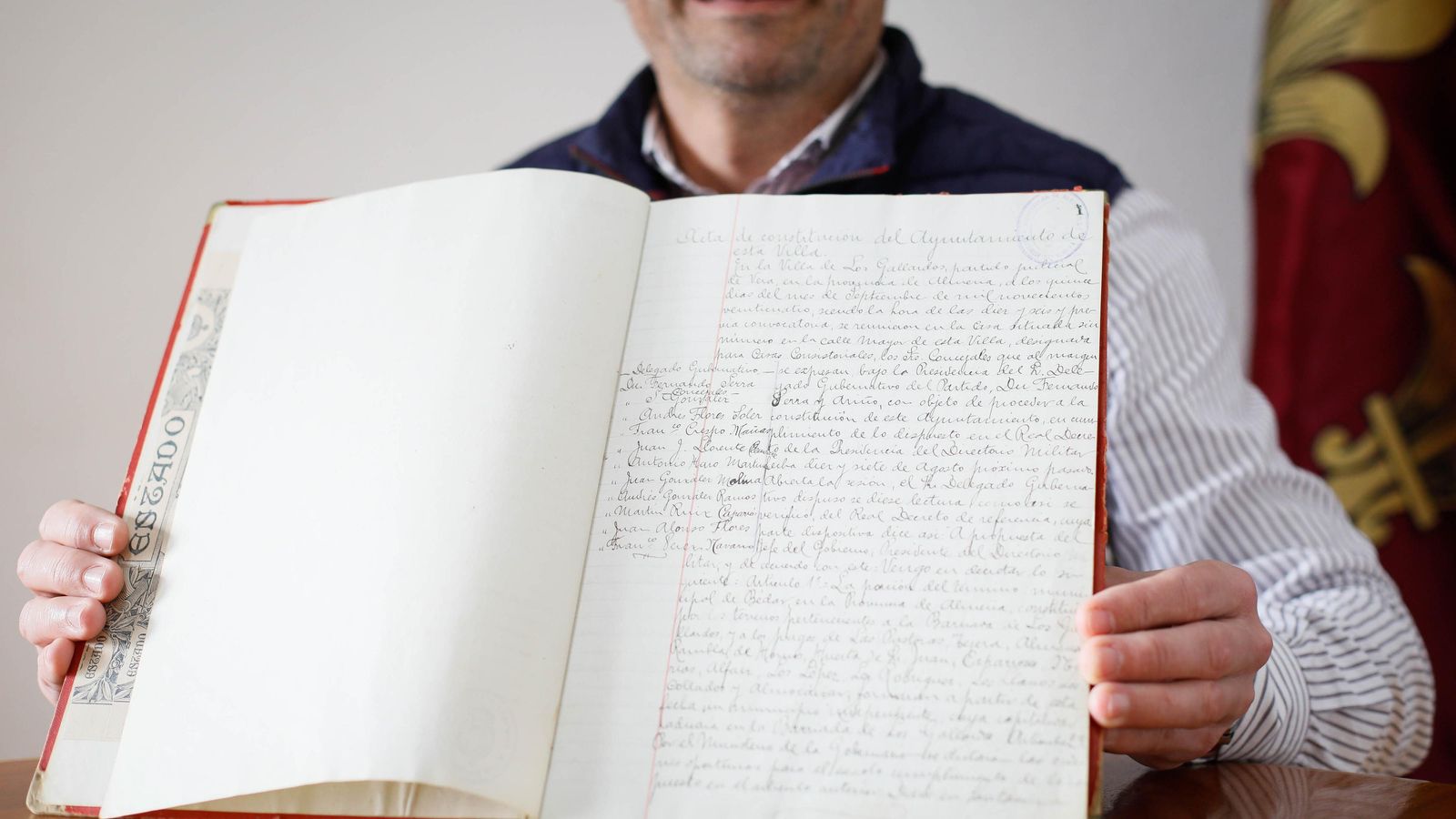 El alcalde, Francisco Reyes, muestra el acta de constitución del Ayuntamiento.