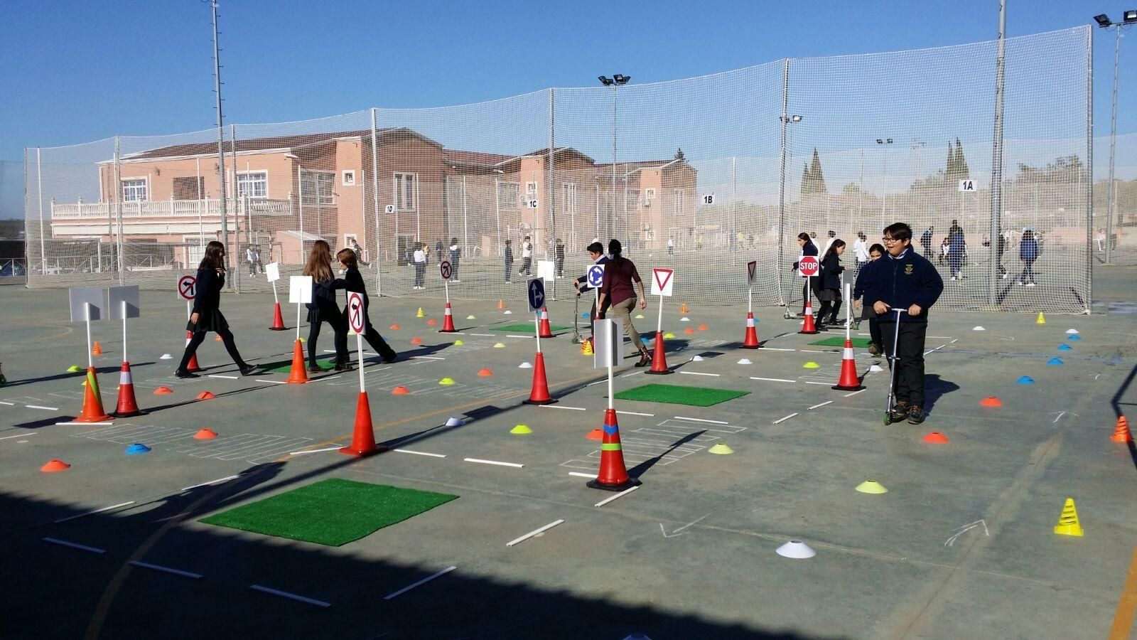 1 y 2. Alumnos del Colegio Europa durante una de las clases de Educación Vial que se desarrollan por segundo año en este centro, pionero junto con el St. Mary's School en la incorporación de la asignatura de Educación Vial. 1 y 2. Alumnos del Colegio Europa durante una de las clases de Educación Vial que se desarrollan por segundo año en este centro, pionero junto con el St. Mary's School en la incorporación de la asignatura de Educación Vial.