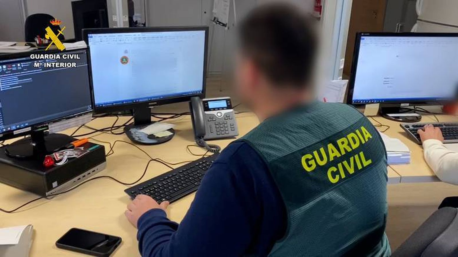 Un agente de la Guardia Civil durante la investigación de fraudes