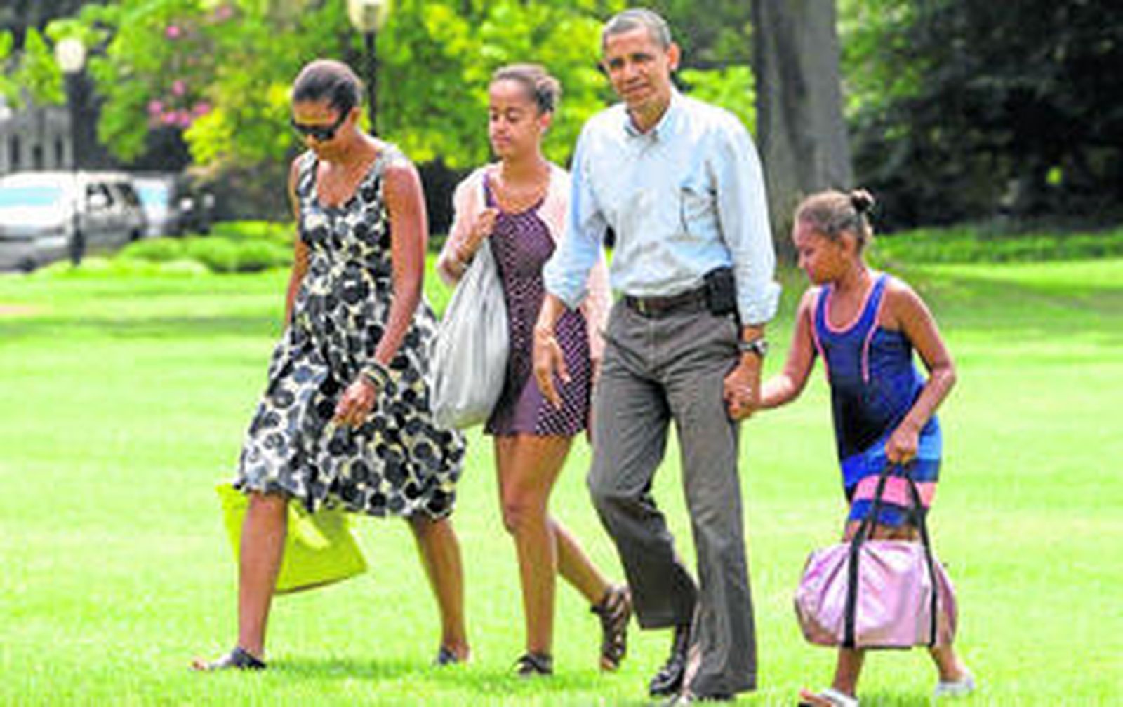 El presidente de Estados Unidos, Barack Obama, pasea junto a su mujer, Michelle, y sus dos hijas.