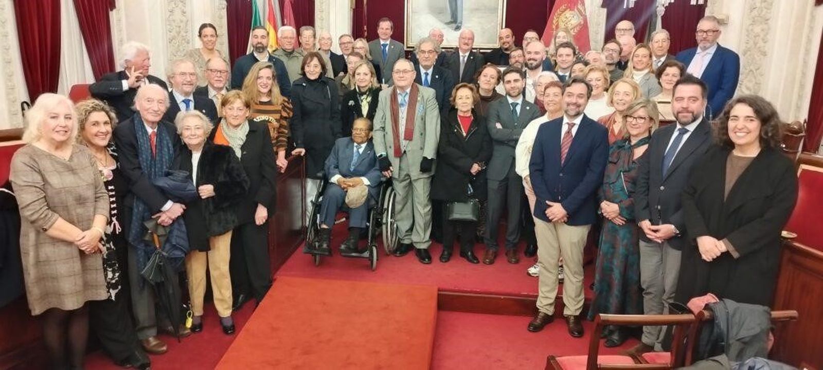 El grupo de premiados posa con las autoridades y miembros del Ateneo de Cádiz tras finalizar la ceremonia de entrega de los Premios Gaditanos del Año y Premio de la Fundación Dr. Luis Gonzalo González en el Salón de Plenos del Ayuntamiento de Cádiz.
