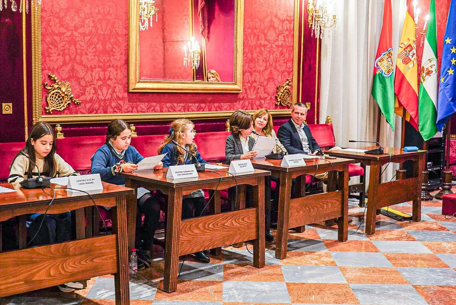 Los niños, en el pleno infantil en los sillones de los corporativos.