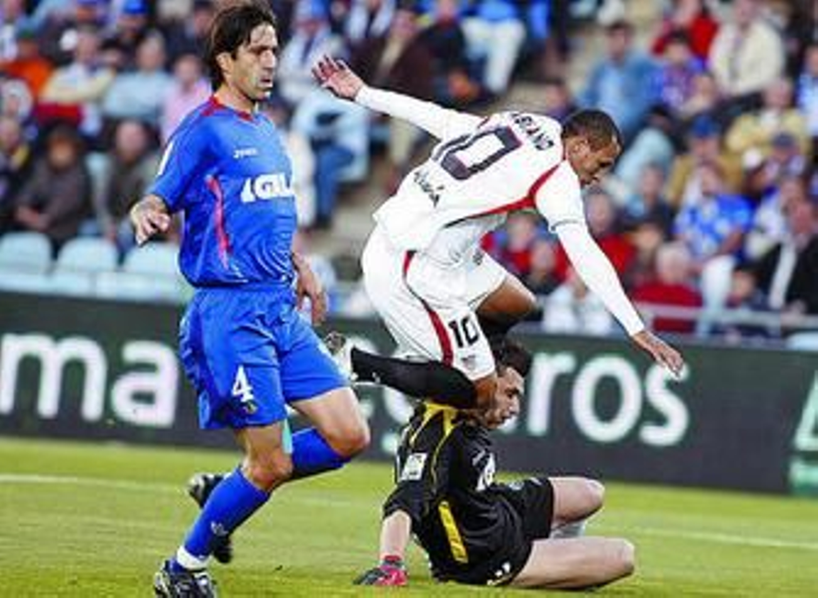 Luis Fabiano, en la jugada que dio origen al primer gol.