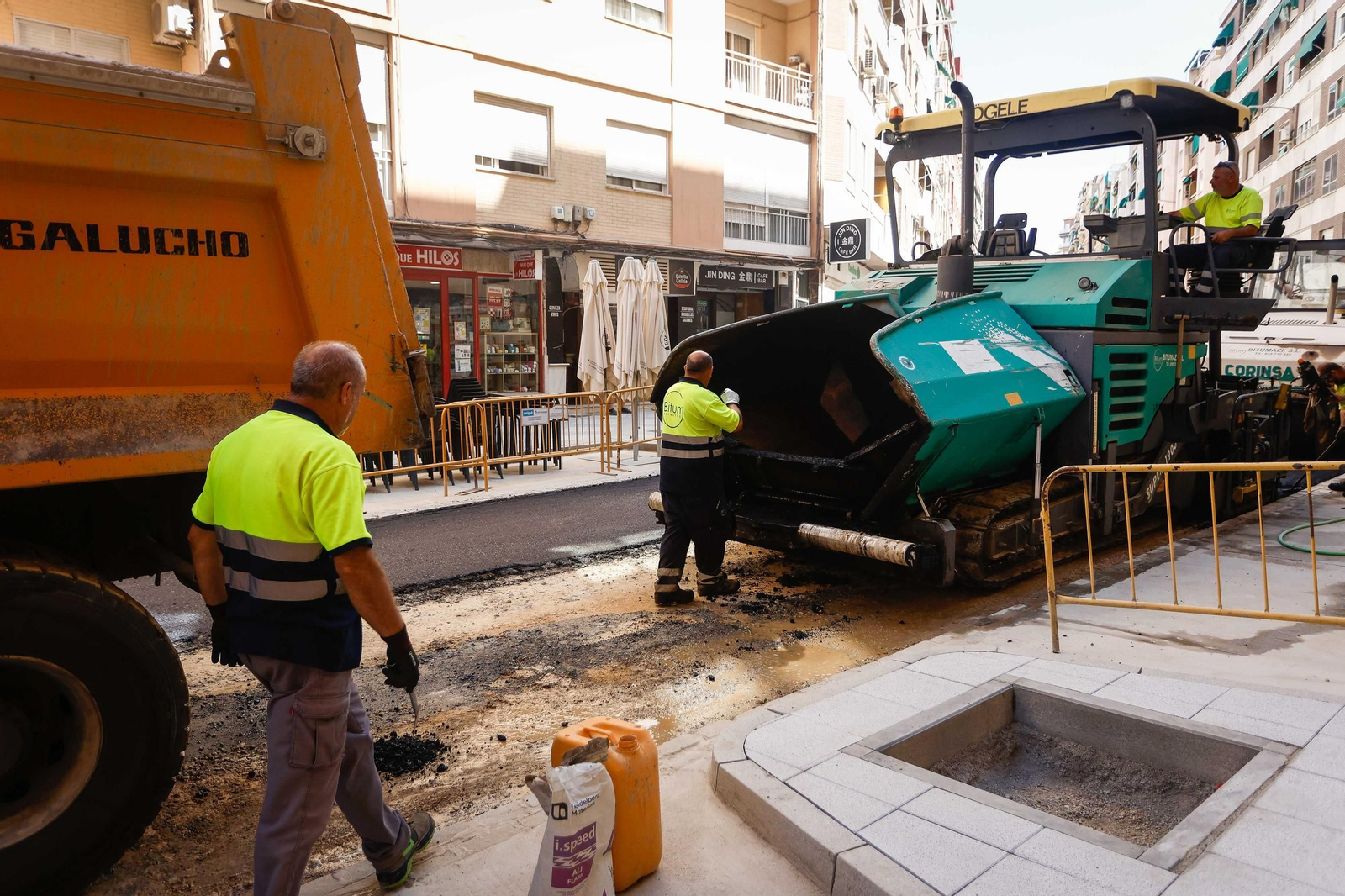 Imagen de archivo de obras de asfaltado en Granada