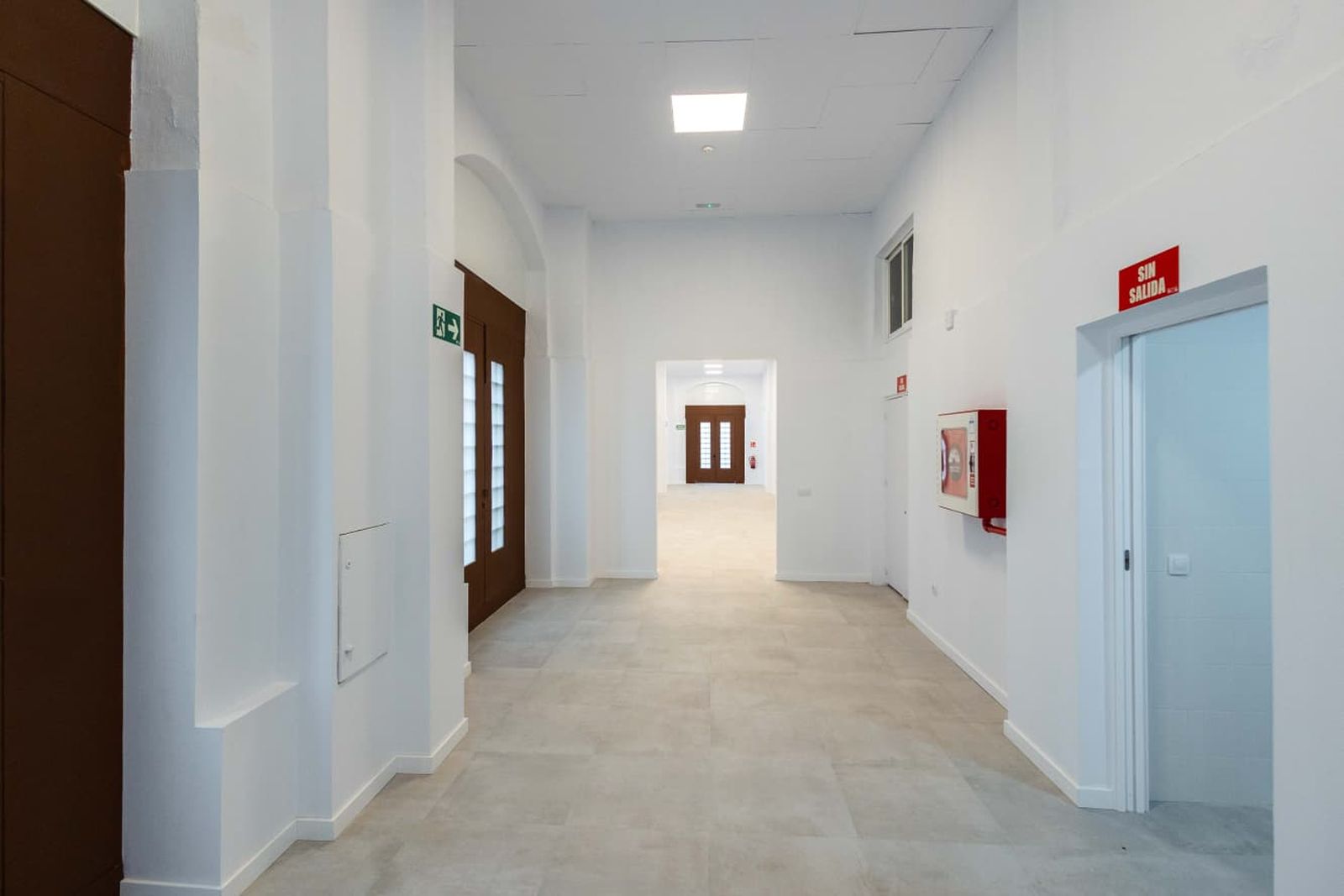 Imagen del acceso a la nueva zona de oficinas y adminstración de la asociación en el Mercado Central.