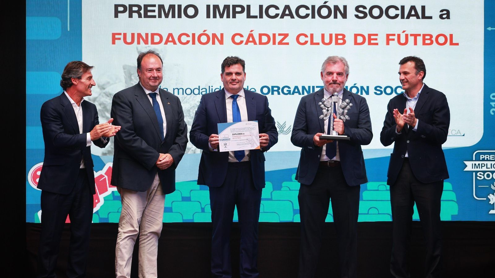 Manuel Vizcaíno y Rafael Contreras, con Fernando Linares, el rector y el alcalde, en el estrado.