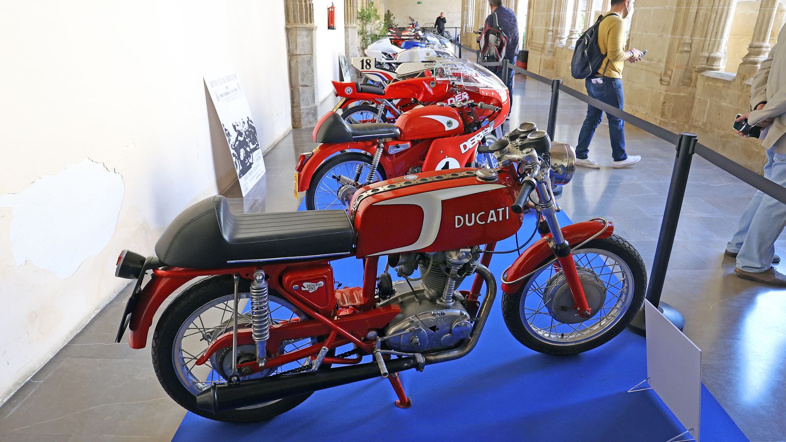 Exposición de motos clásicas en los Claustros