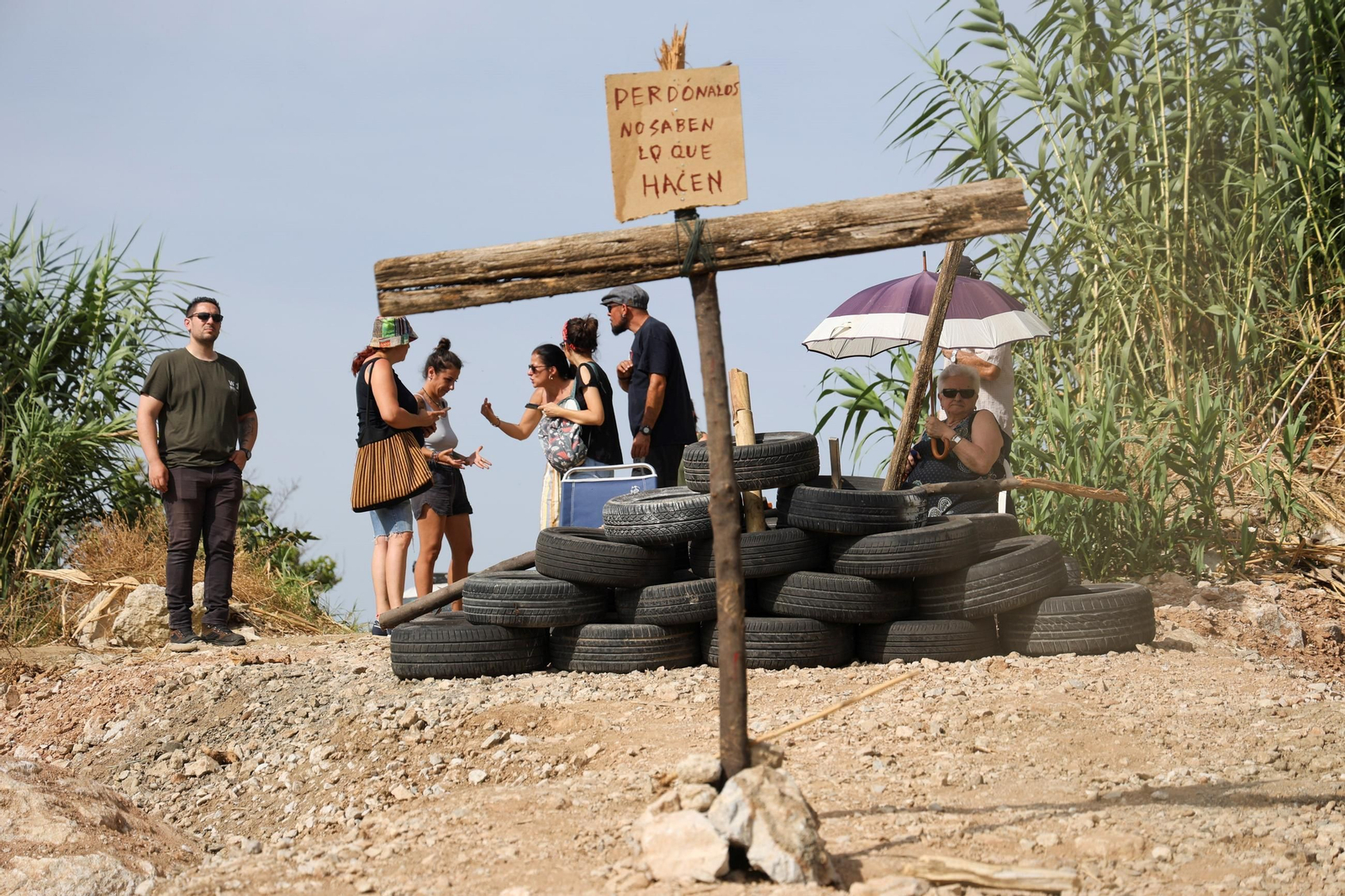 Vecinos protestan frente a las excavadoras en la Vega de Mestanza, en fotos