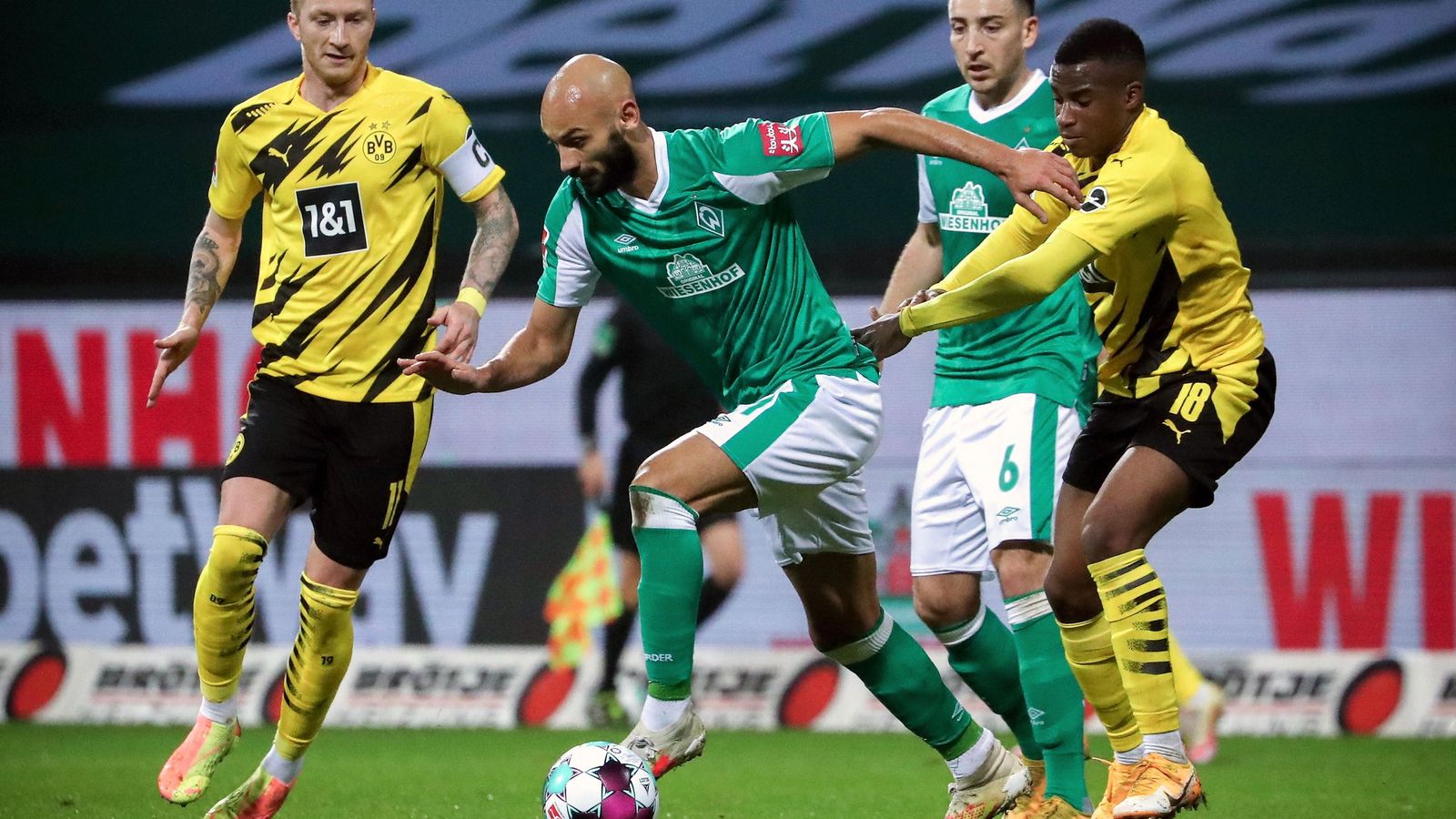 Moukoko acosa a Toprak ante Reus en el triunfo del Dortmund en Bremen.