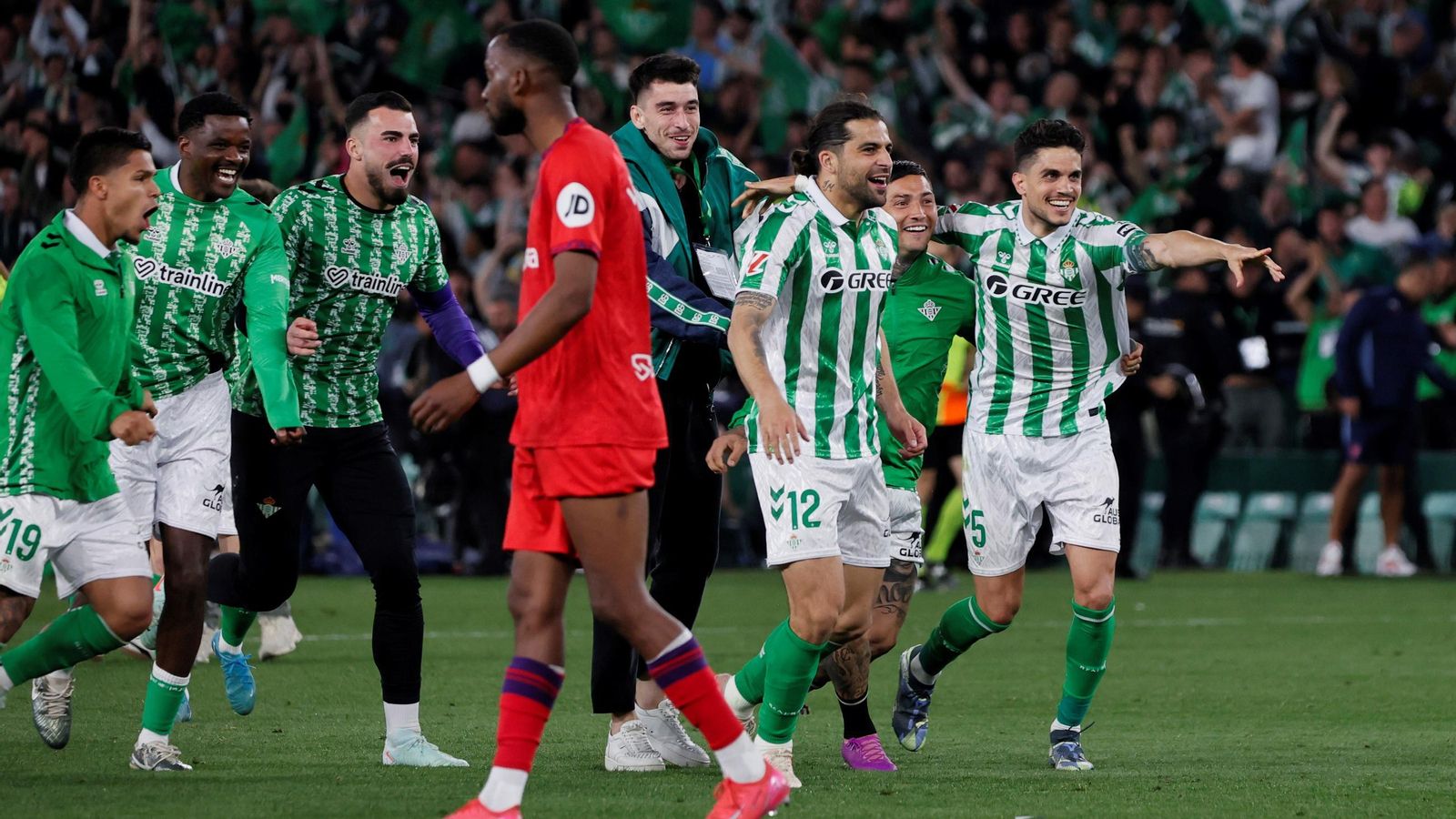 Los jugadores del Betis celebran el triunfo verdiblanco en el duelo de la segunda vuelta de la pasada campaña en Heliópolis.