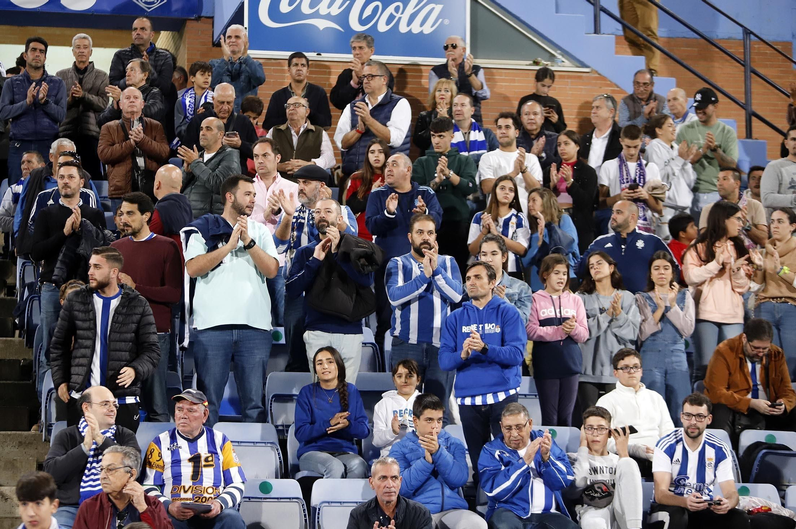 Gran ambiente en las gradas del Nuevo Colombino para el Recre-At Sanluqueño, en imágenes