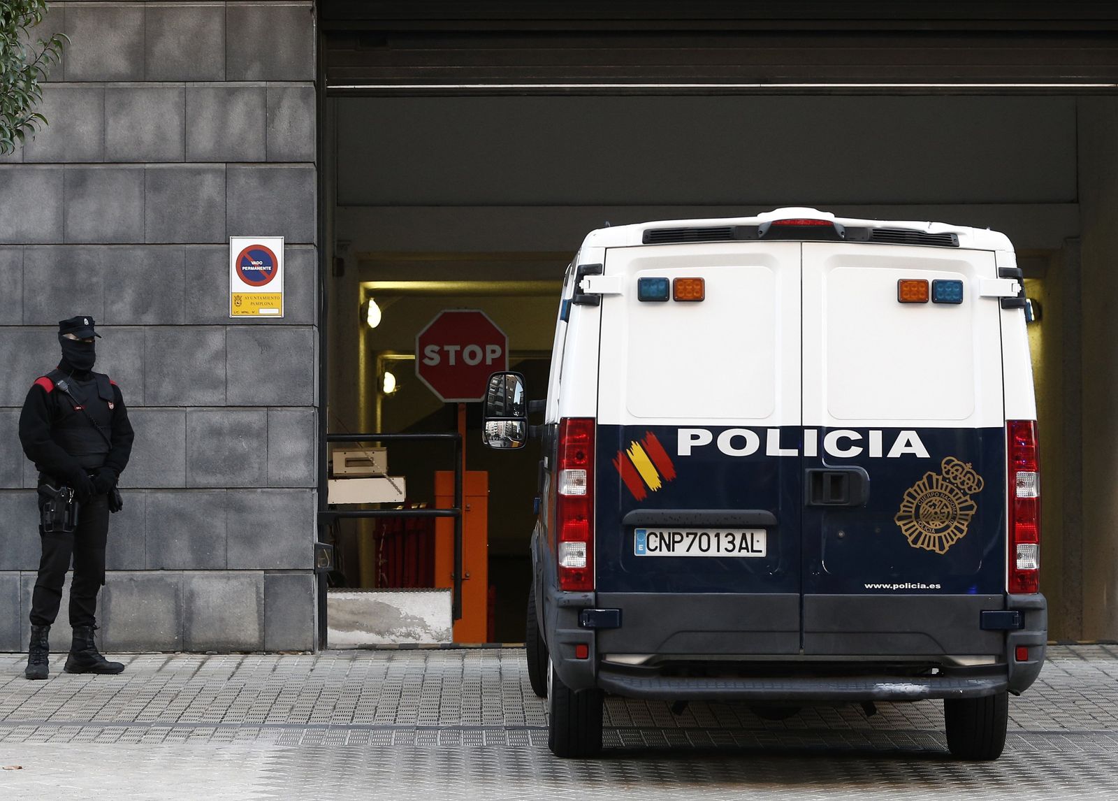 Llegada a las dependencias judiciales del furgón que traslada a los acusados