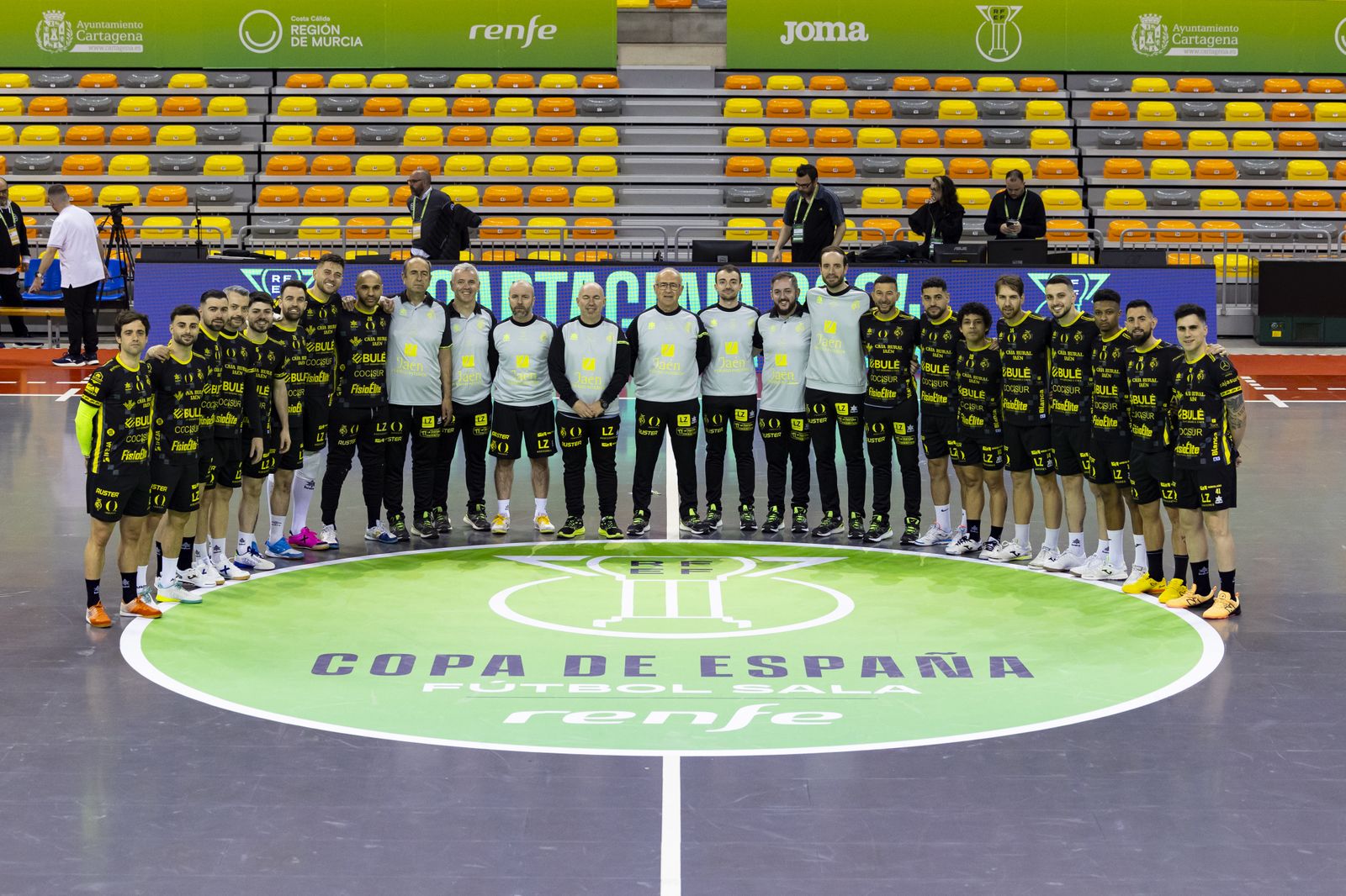 Inicio del entreno del Jaén FS en el Palacio de los Deportes de Cartagena.