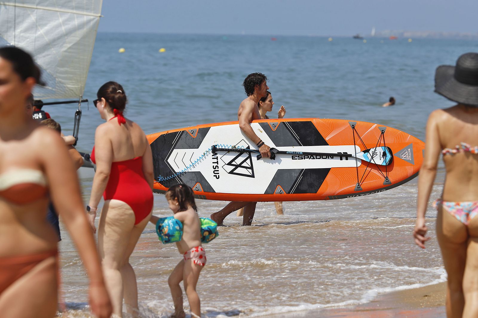 Imágenes del ambiente en las playas de Huelva en el 1 de julio