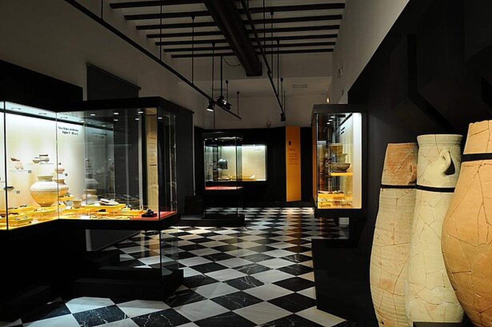 Interior de una de las salas del Museo Arqueológico de Jerez.