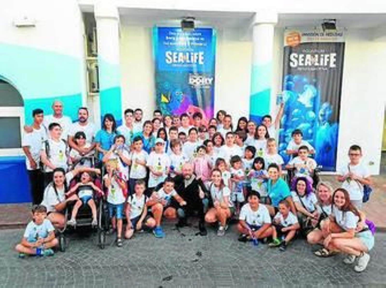Grupo de niños del Hospital Materno Infantil en Sea Life Benalmádena