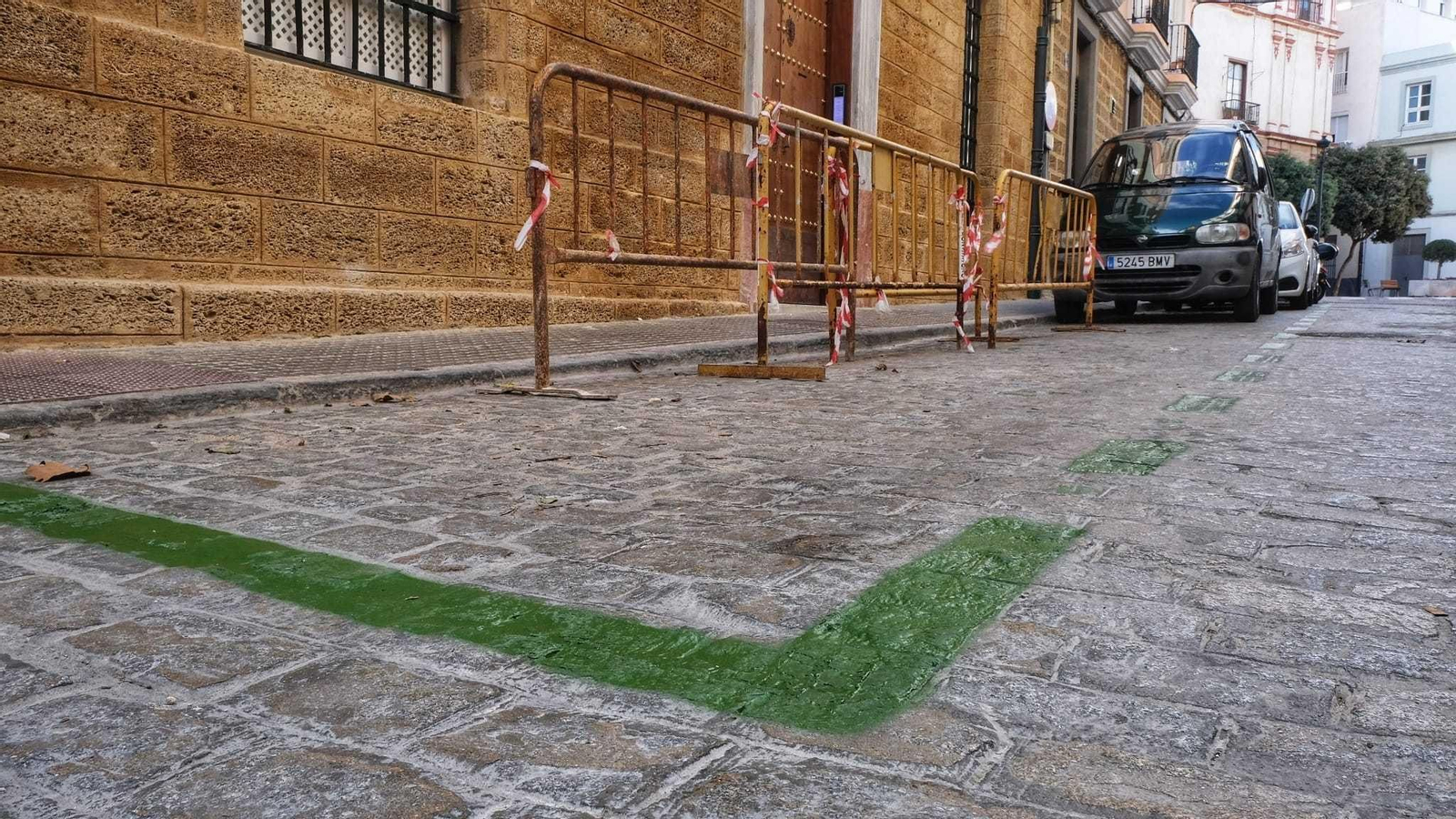 Una zona verde en una calle de la ciudad Una zona verde en una calle de la ciudad