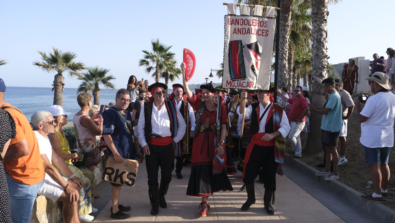Imágenes de la carrera de cintas a caballo en las Fiestas de Moros y Cristianos de Mojácar
