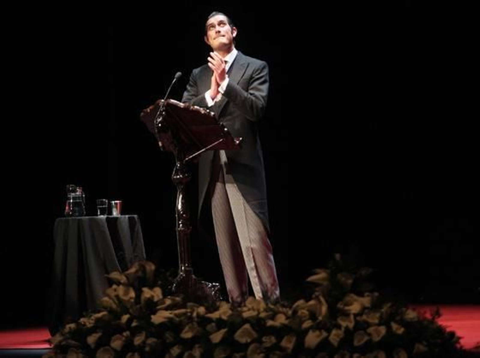 El pregonero mirando al cielo en recuerdo de Pepe Antonio.

Foto: Vanesa Lobo