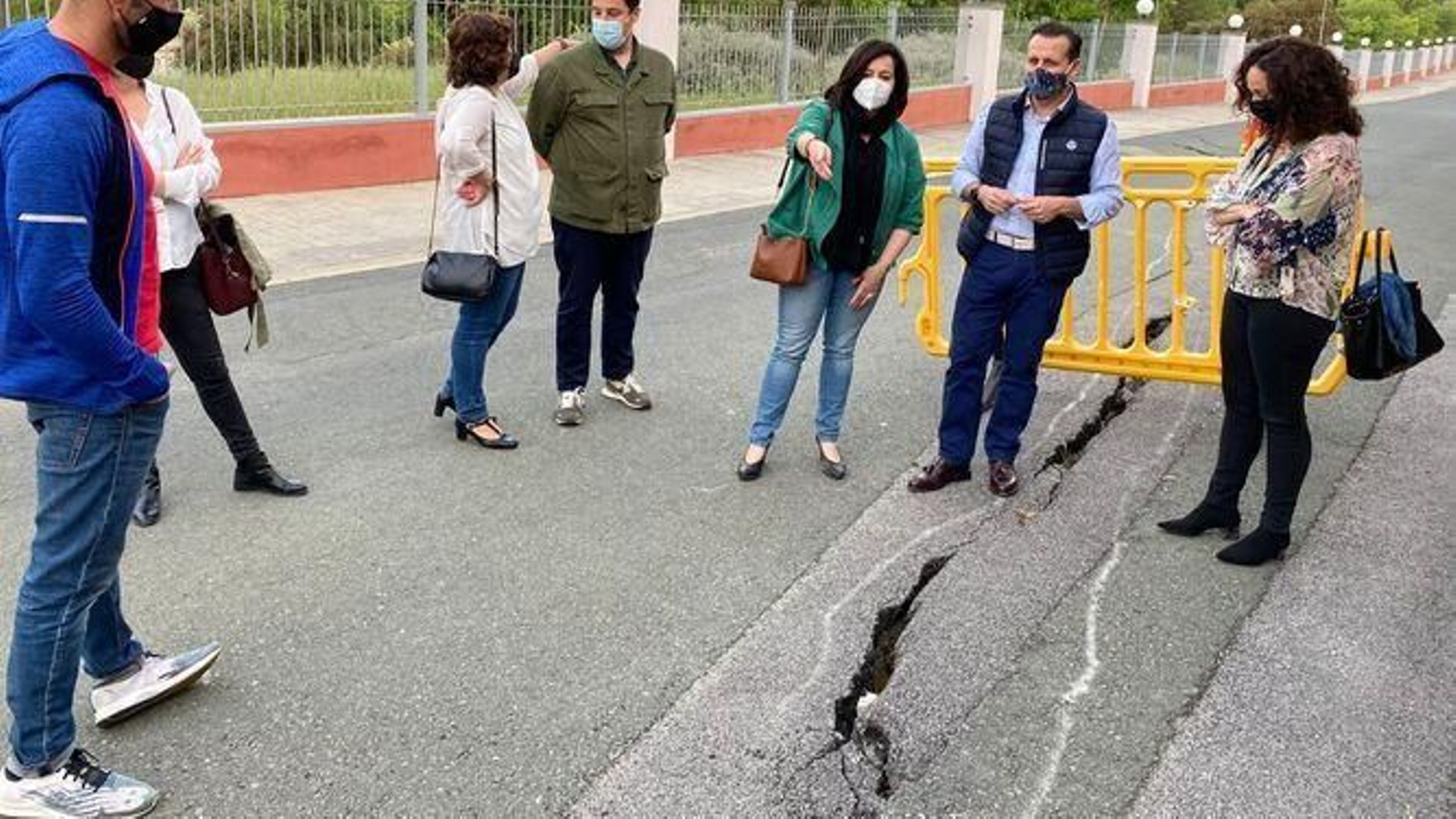 La presidenta provincial y la portavoz municipal del PP con vecinos de la zona de Camas en la que han aparecido las grietas.