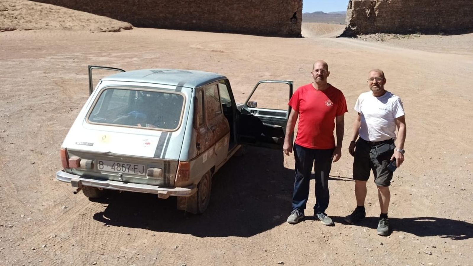Los dos corredores, con su Renault 6 de 1980.