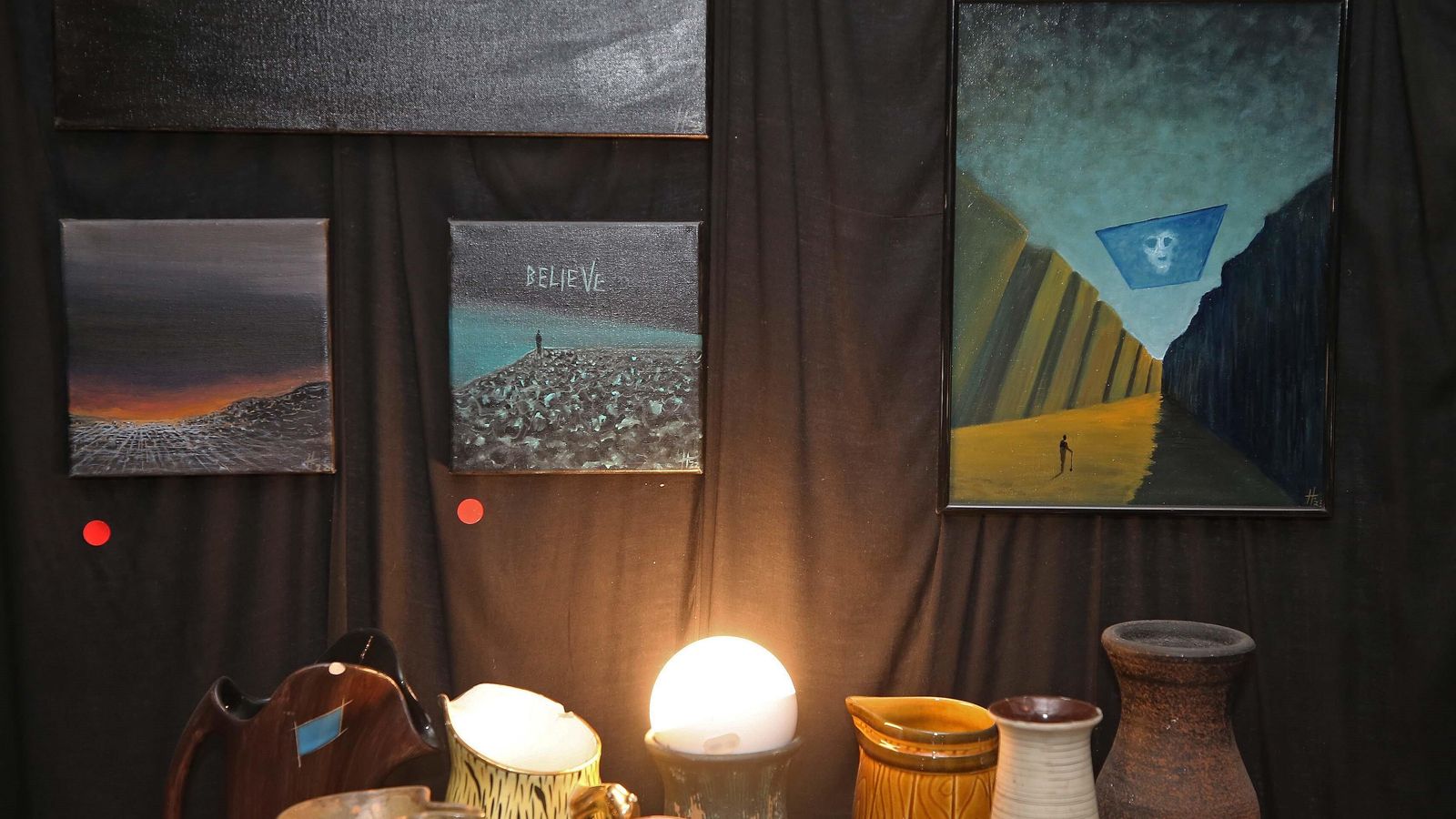 Algunas de las 50 obras de Óscar Hidalgo que pueden verse en la finca El Coleta.