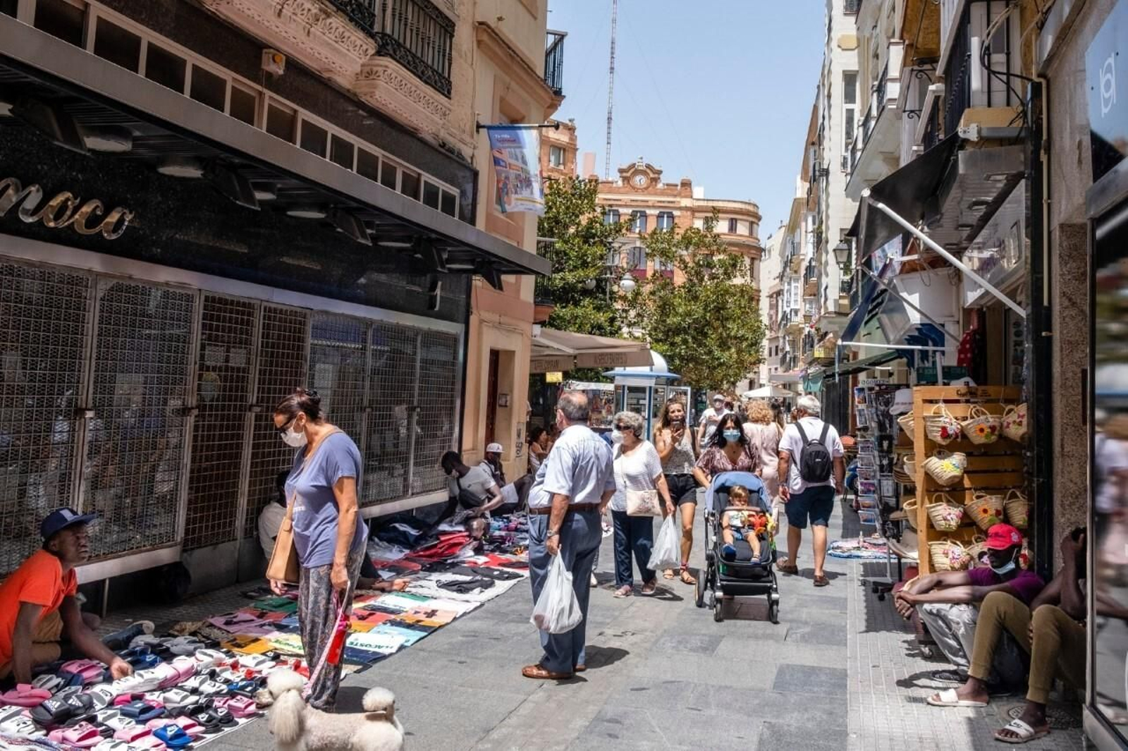 Los manteros ubican sus productos a las puertas de los establecimientos y hacen difícil el paso de los peatones  haciendo imposible el mantenimiento de la distancia contra el coronavirus