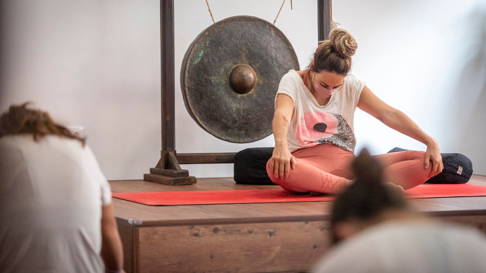 Lourdes Botella, en plena concentración, durante una de las sesiones de yoga