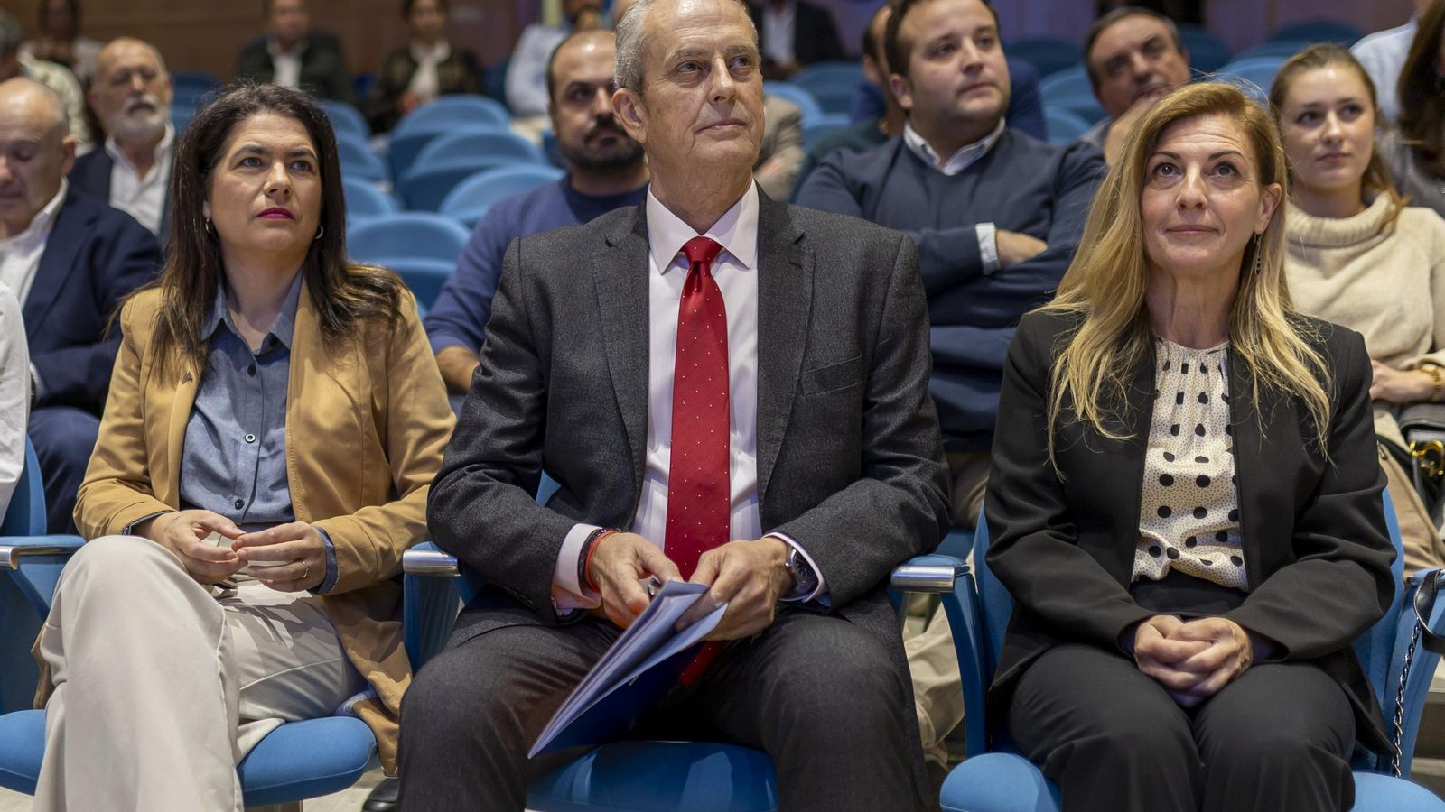 Juan del Olmo, junto a la delegada de Industria, Energía y Minas, Lucía Núñez, y la investigadora María del Mar Díaz Requejo.