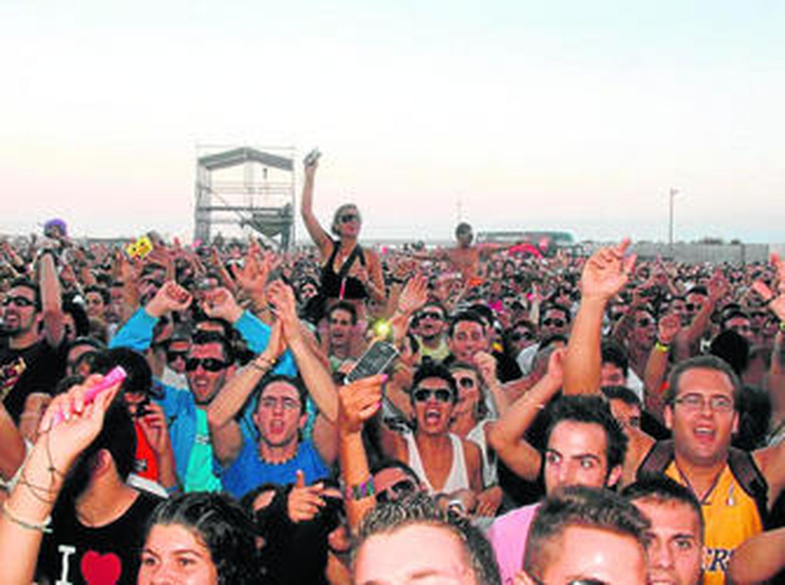 Vista panorámica del masivo público asistente al recinto de Guardias Viejas, en El Ejido, en la edición del 'Creamfields' del pasado agosto.