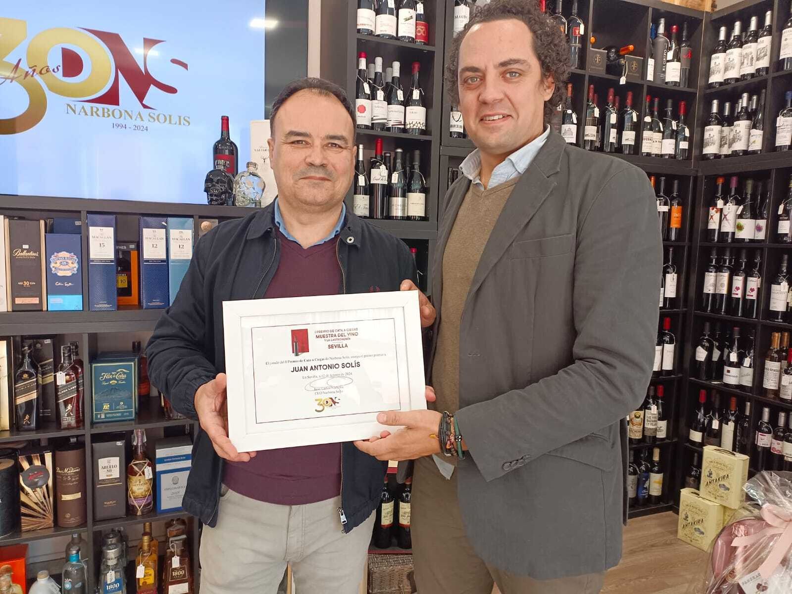 Juan Antonio Solís, a la izquierda, posa con Ángel Domínguez, de Narbona Solís.