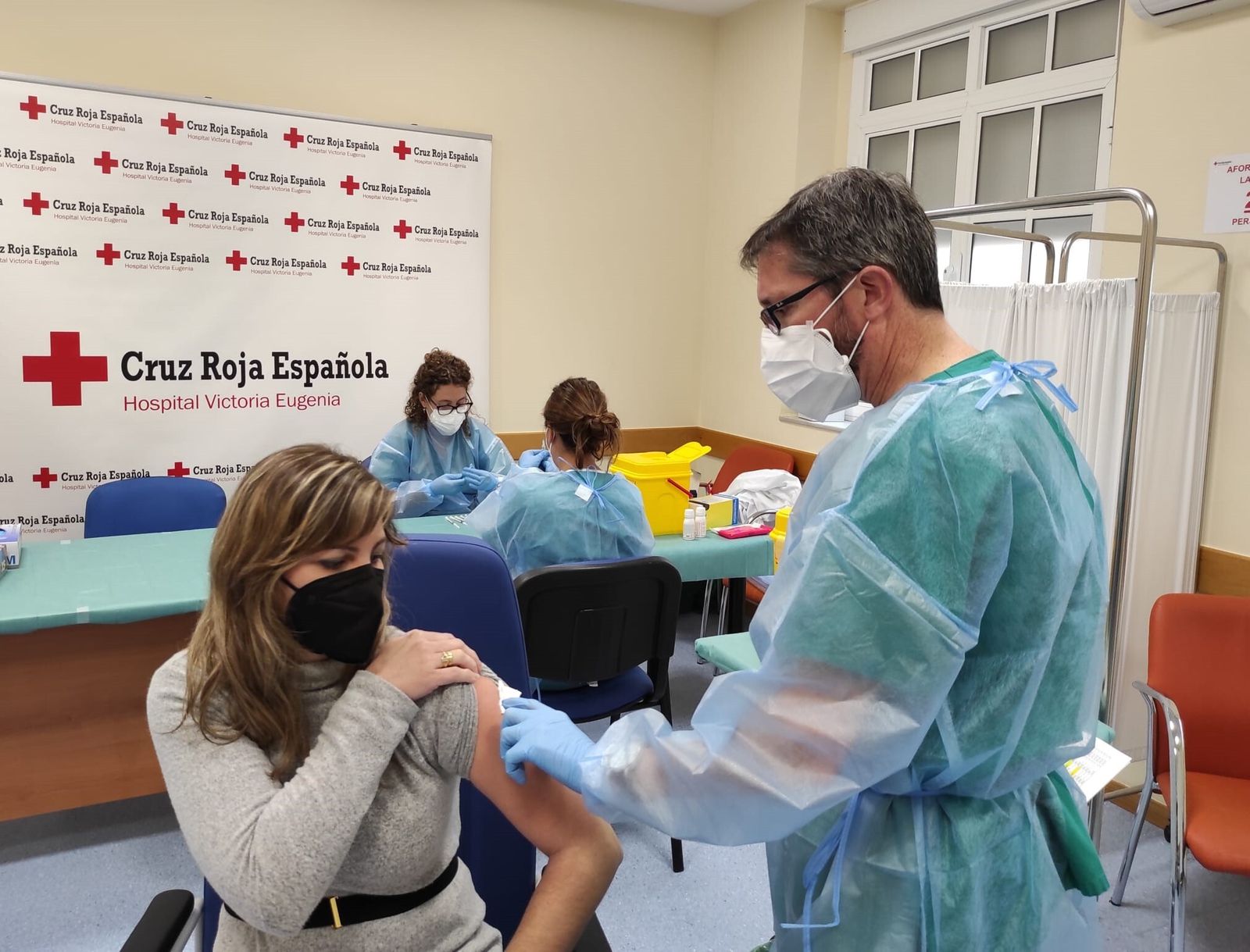 El primer día de vacunación en el Hospital Victoria Eugenia de Sevilla, de Cruz Roja Española.