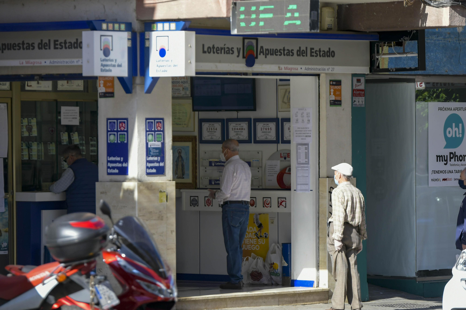 Colas en las administraciones de Lotería