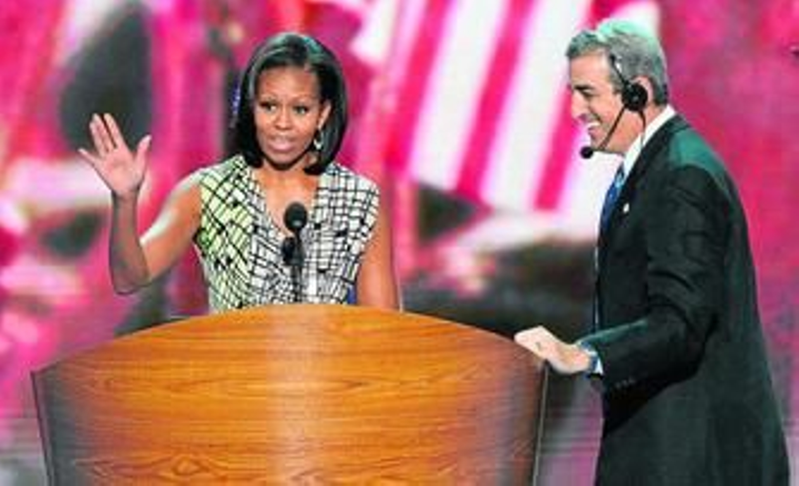 La primera dama, Michelle Obama, realiza una prueba de sonido en el Time Warner Arena de Charlotte.