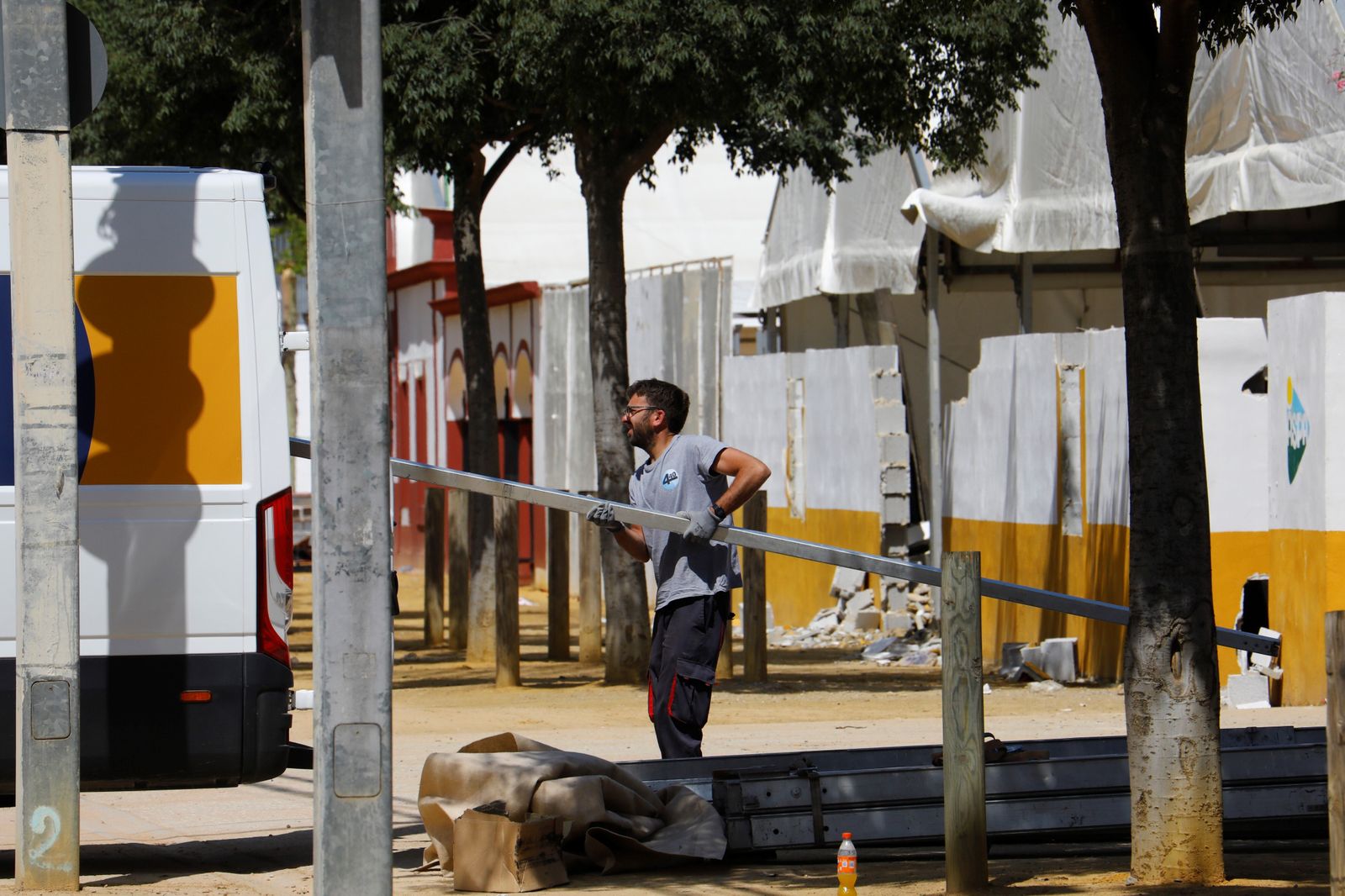 El desmontaje de las casetas y atracciones de la Feria de Córdoba, en imágenes