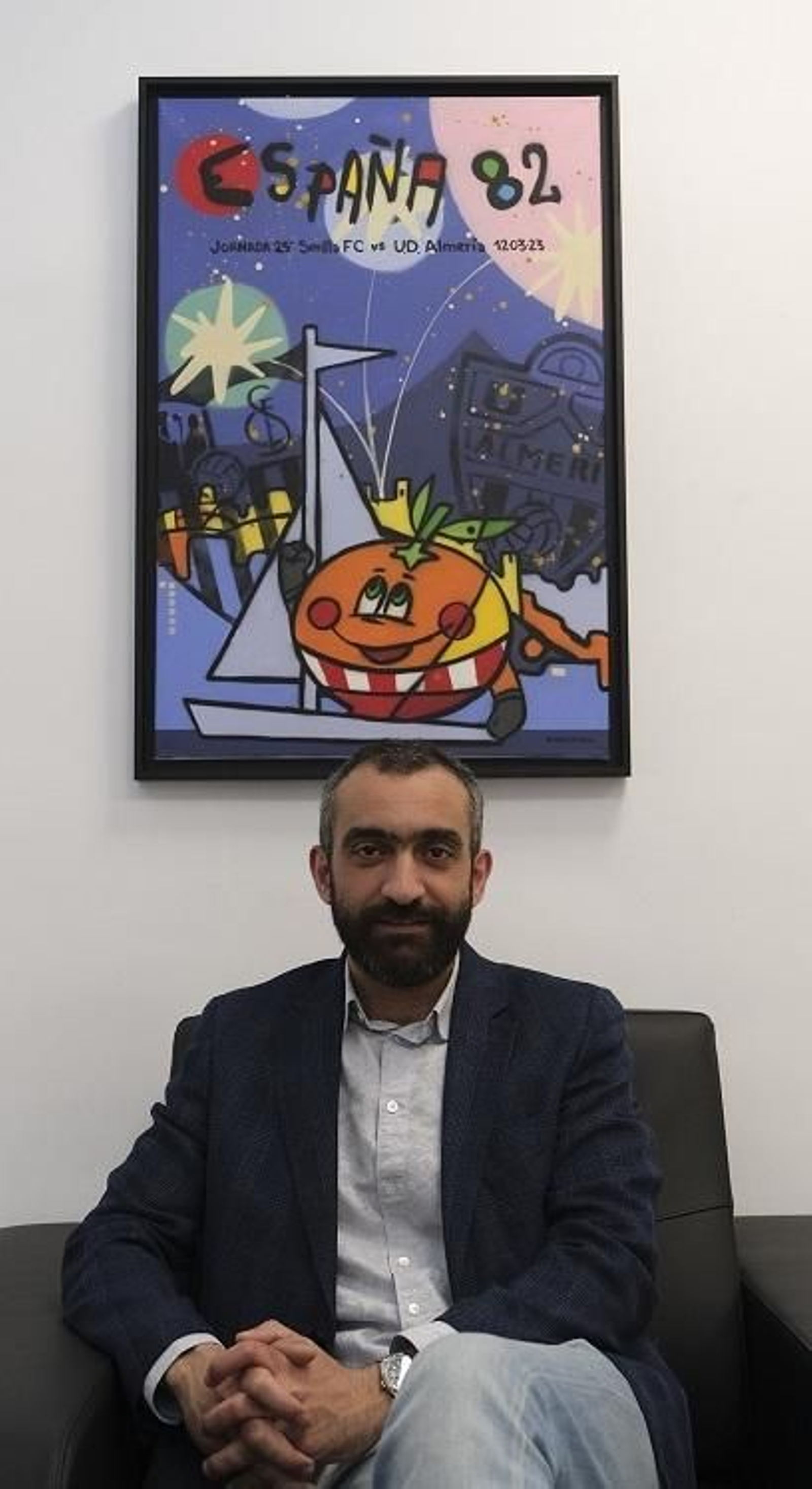 El Assy ante un regalo conmemorativo del Sevilla