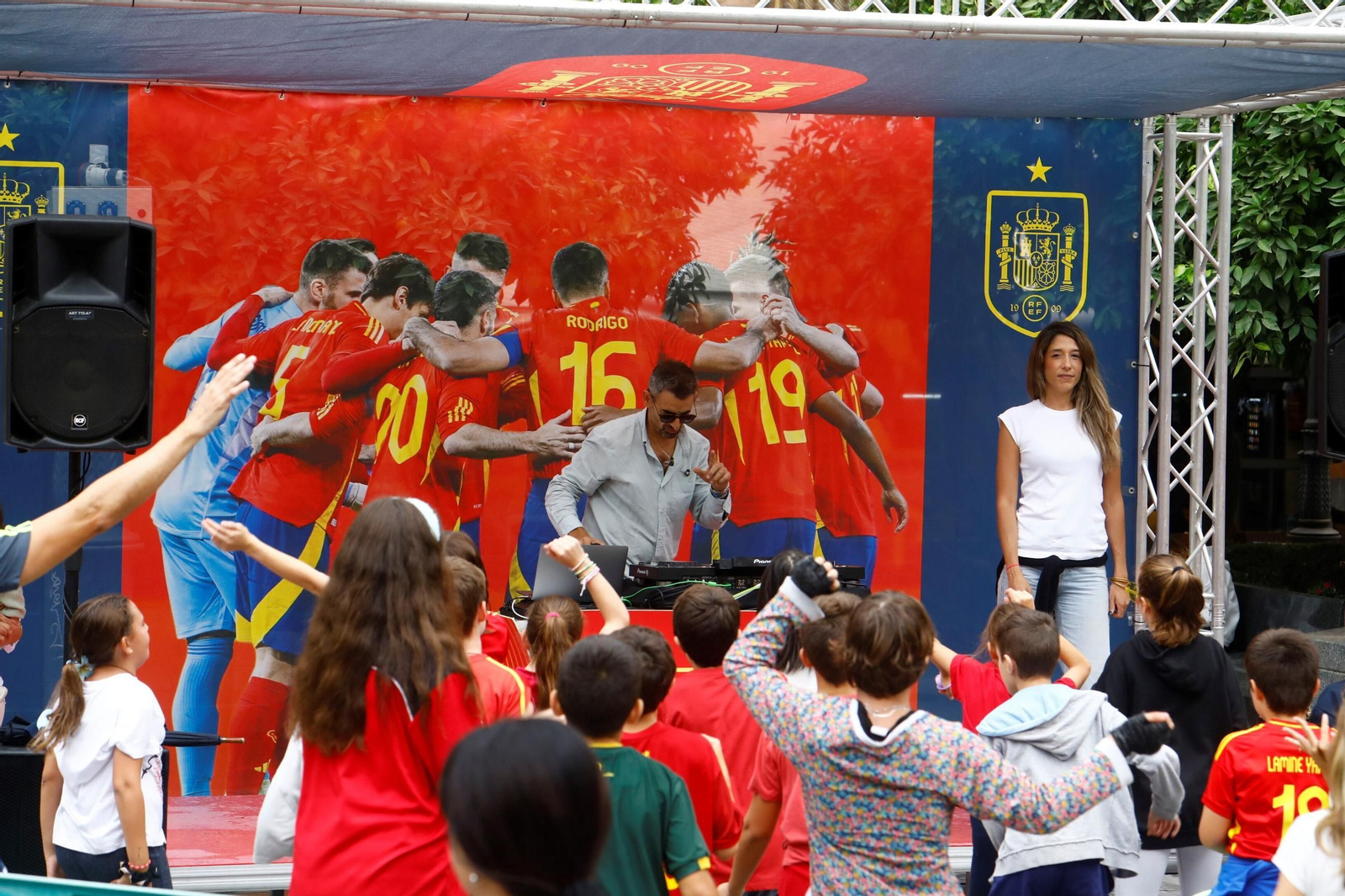 Los colegios de Córdoba disfrutan de la Fan Zone de la selección española, en imágenes