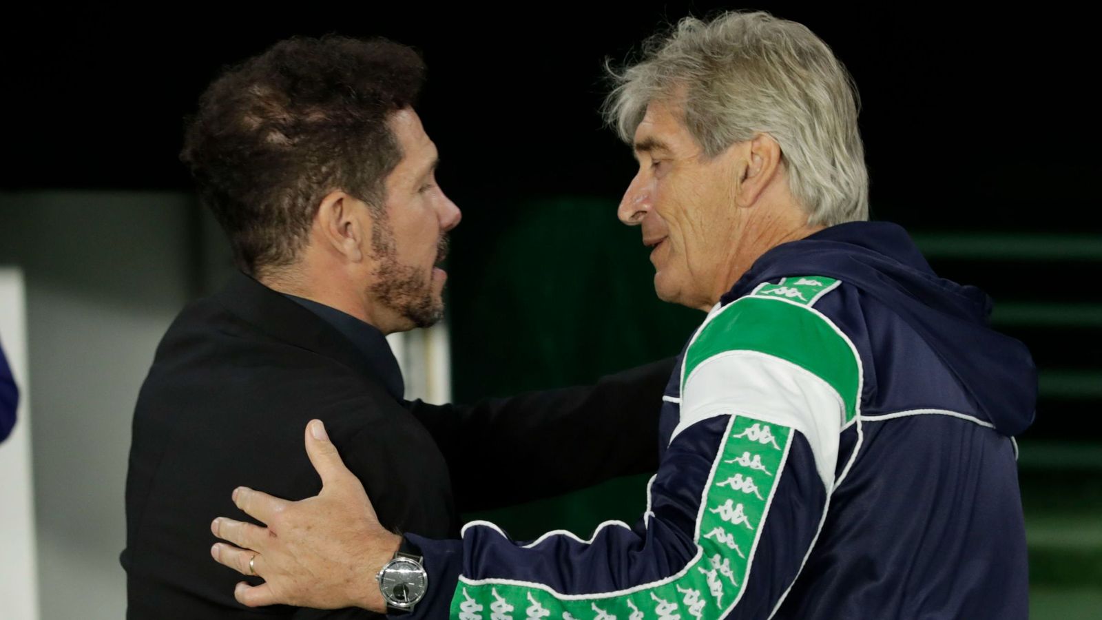 Pellegrini y Simeone se saludan en un partido.