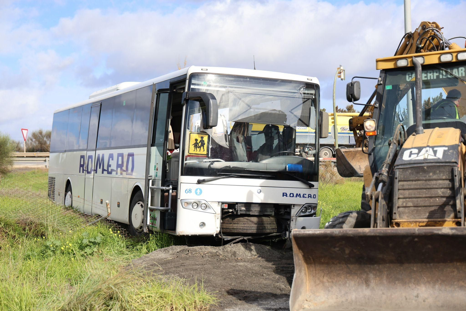 El accidente entre un autobús escolar y un camión en Gibraleón este jueves en imágenes