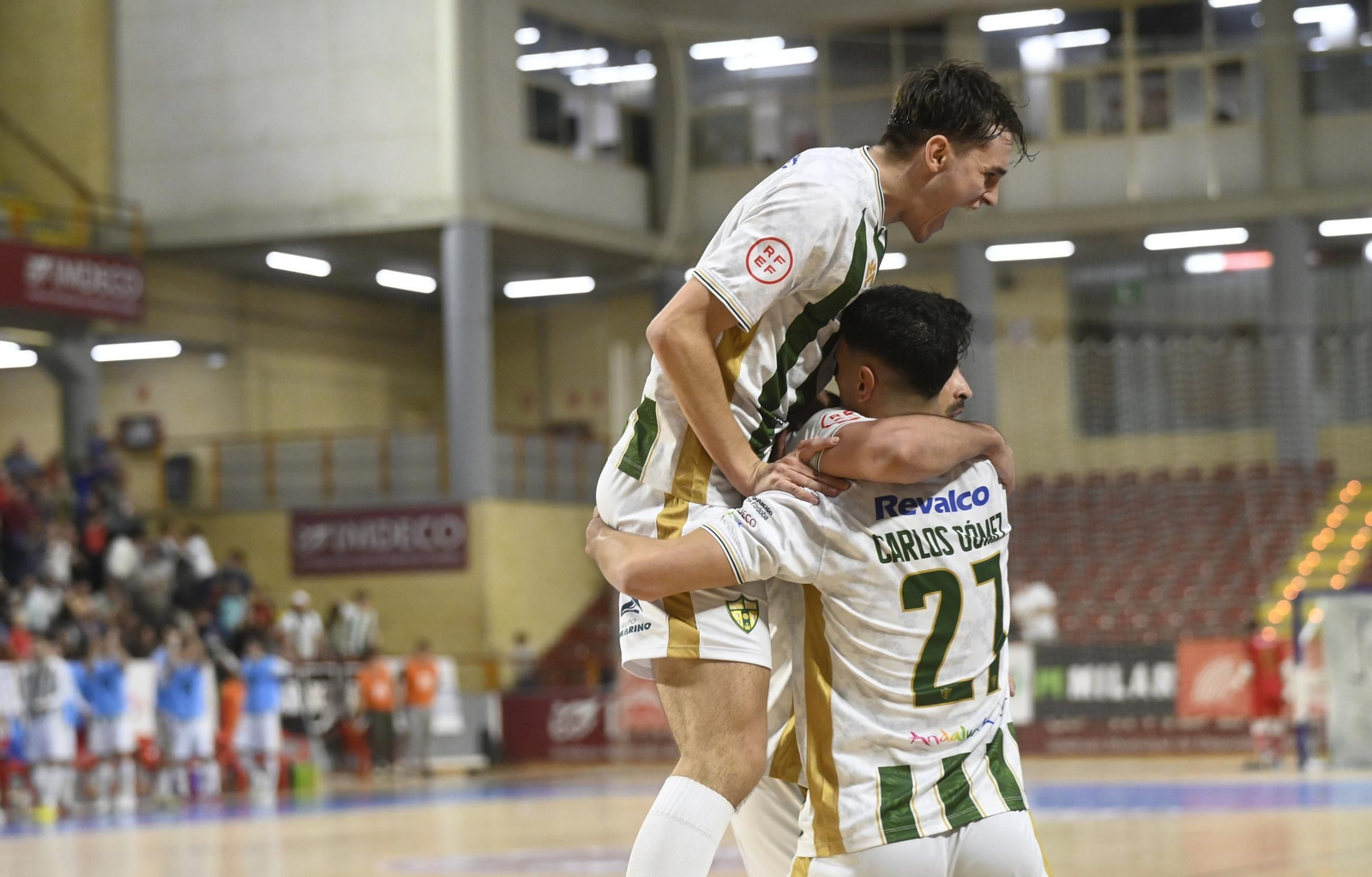 Las mejores fotos del ambiente en Vista Alegre para el Córdoba Futsal - Barça