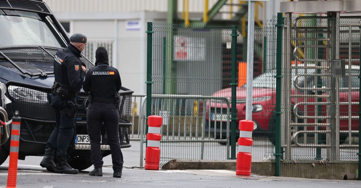 La Policía Nacional acude a la sede de Sidenor de Basauri para recabar información en relación a la venta de acero a Israel