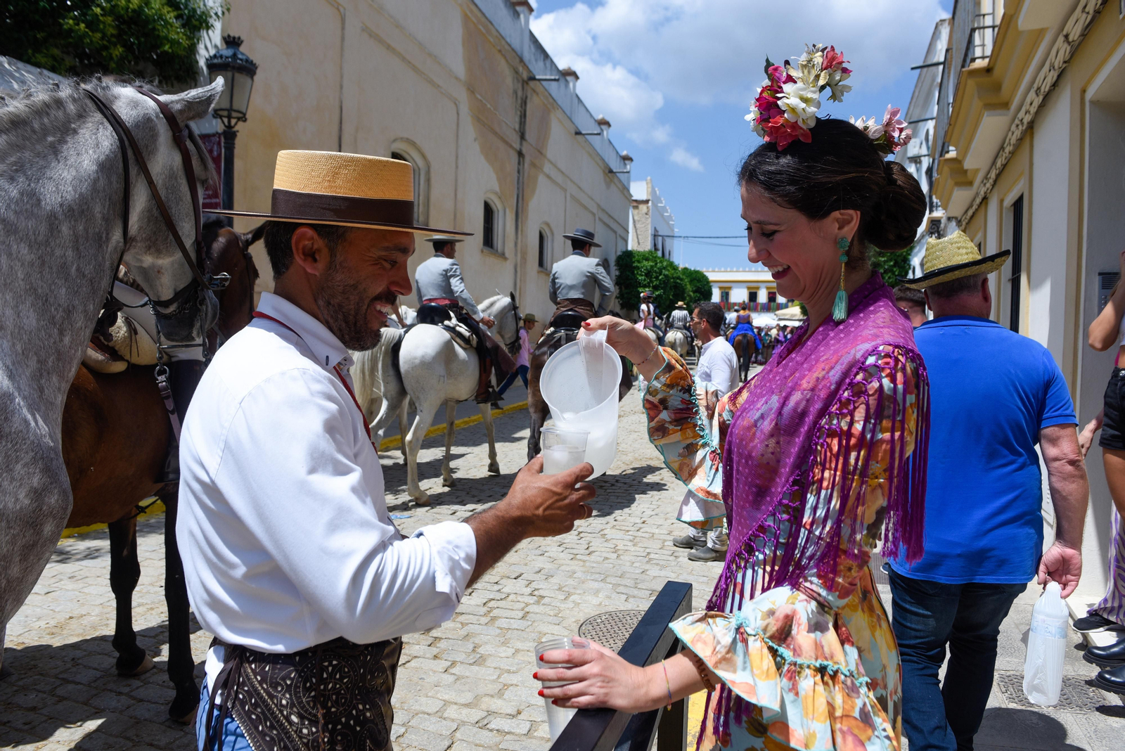 El paso de las Hermandades de Coria y La Puebla del Río por Villamanrique, en imágenes