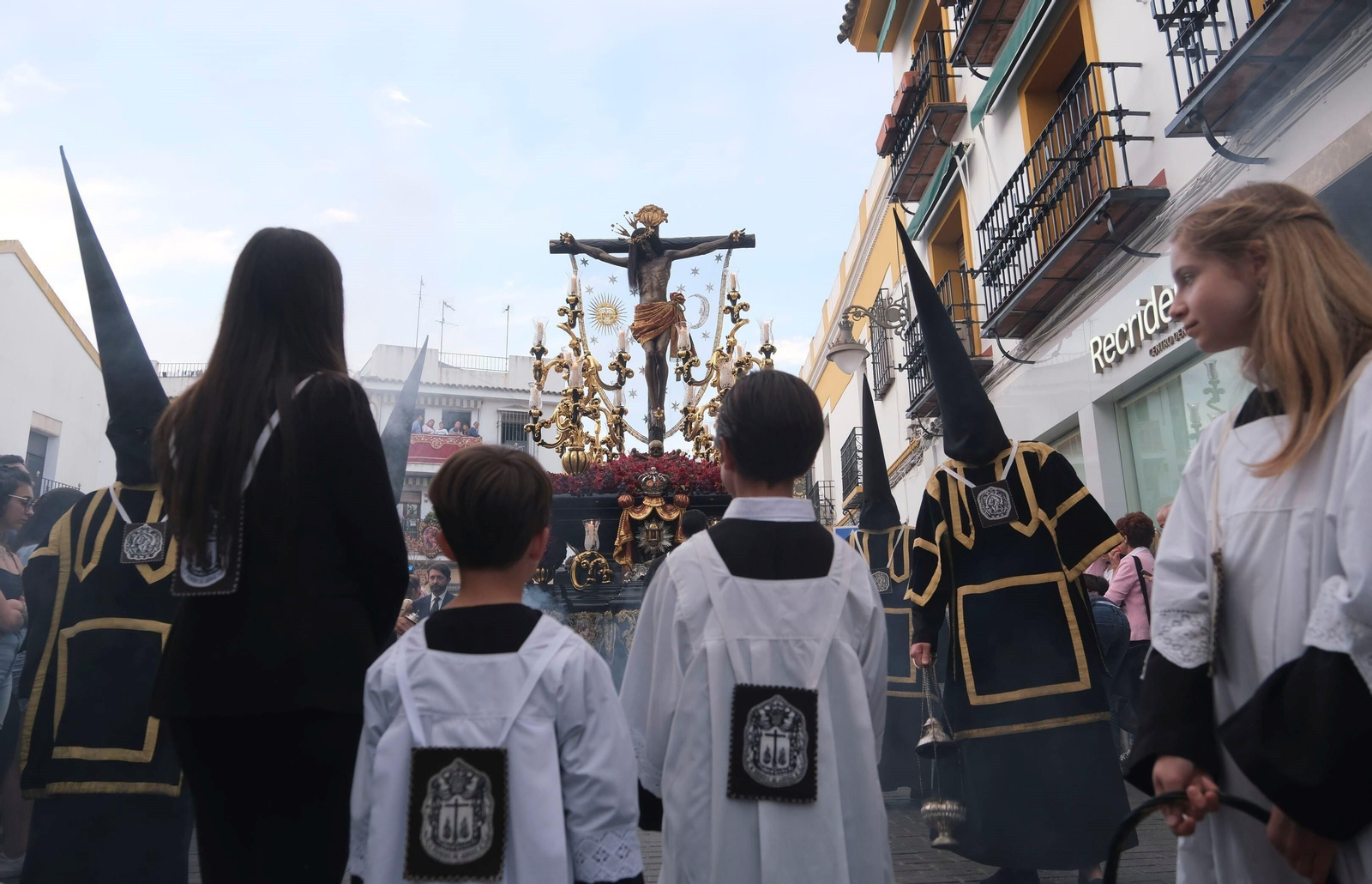 Lunes Santo en Córdoba: la procesión del Remedio de Ánimas, en imágenes