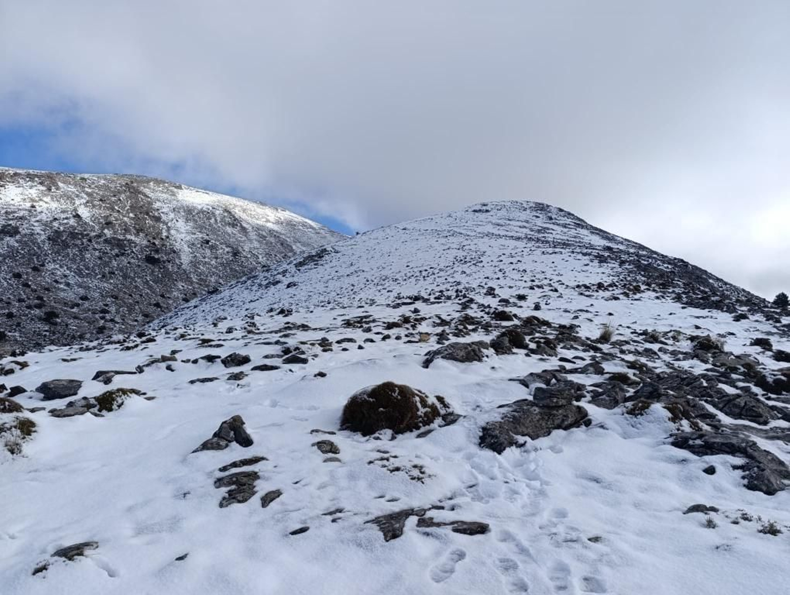 Así de nevada luce La Maroma, el punto más alto de Málaga