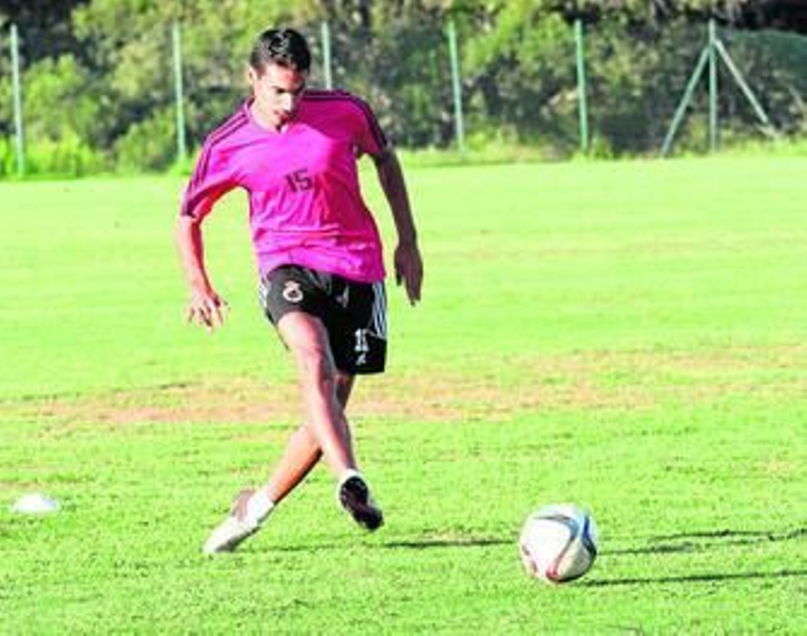 Alfonso golpea un balón en un entrenamiento de esta semana.
