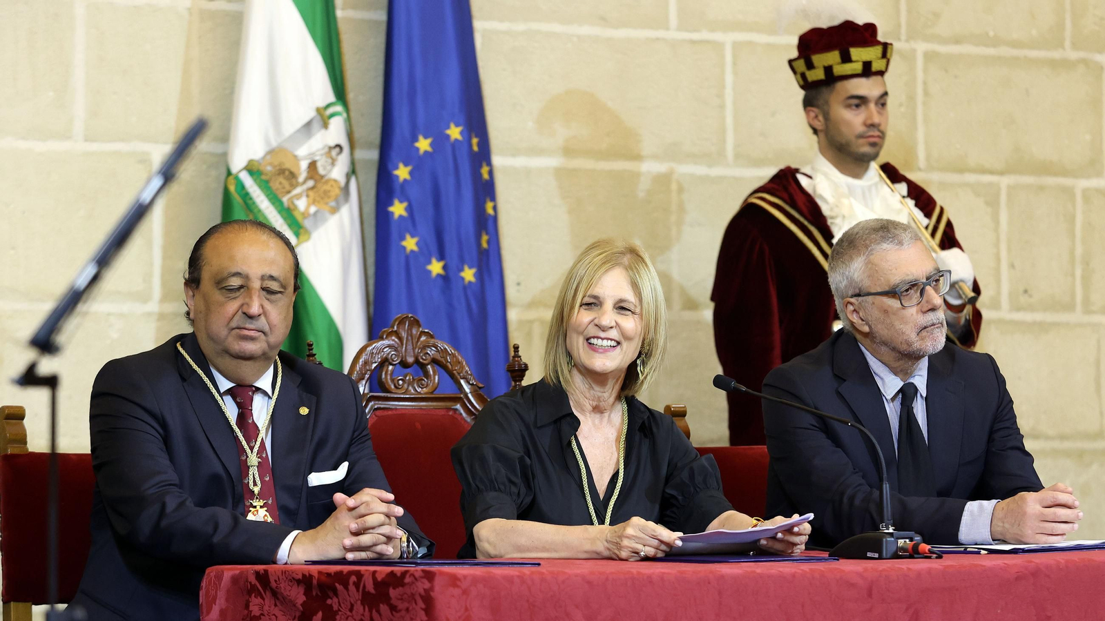 Imágenes de la entrega de la Medalla de Oro de la Ciudad de Jerez a la Hermandad de la Coronación