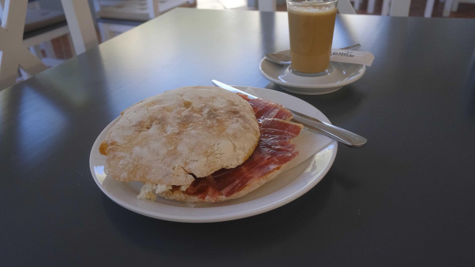 Un desayuno a base de los molletes del obrador benaojano.