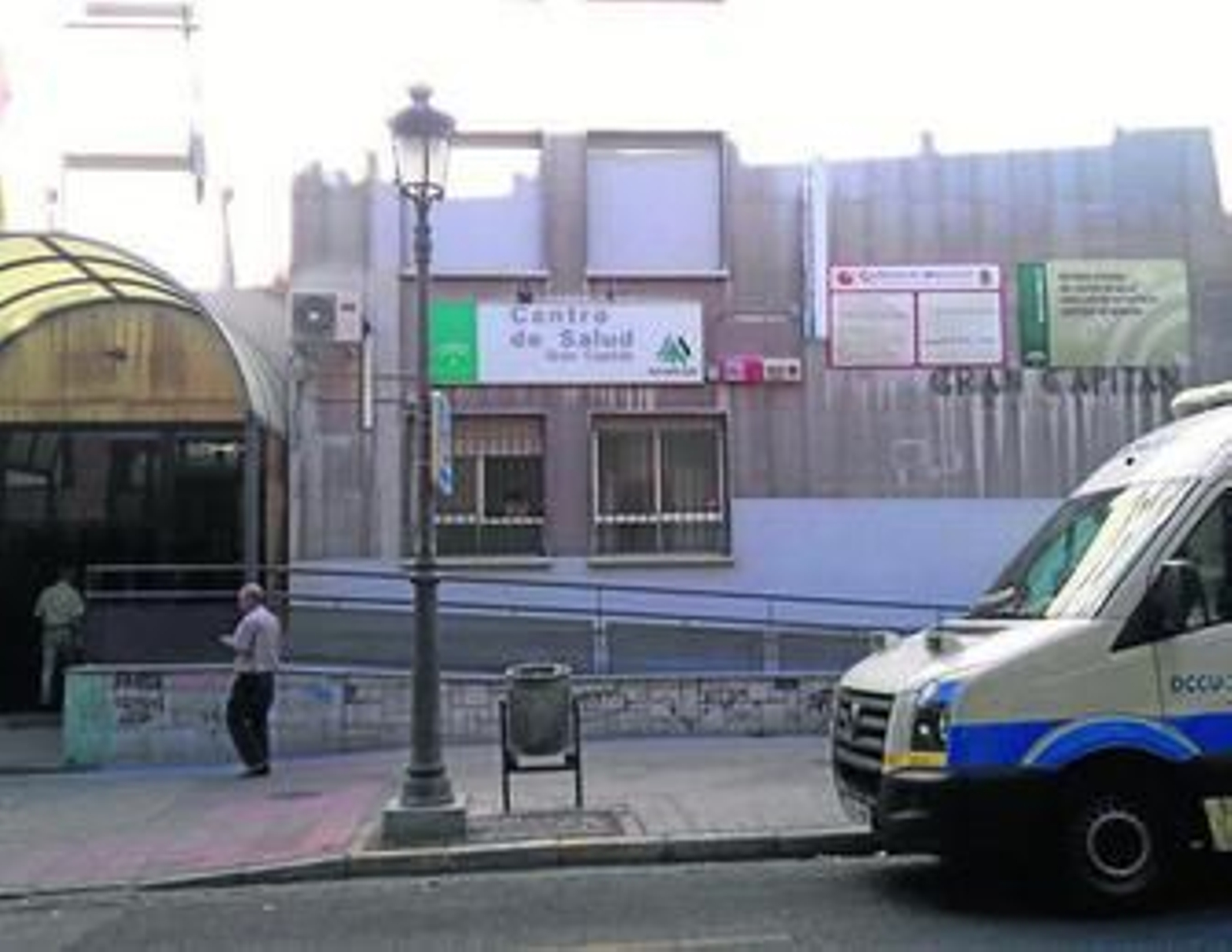 Los carteles de obra todavía cuelgan de la fachada del centro. Dentro, la primera planta está clausurada.