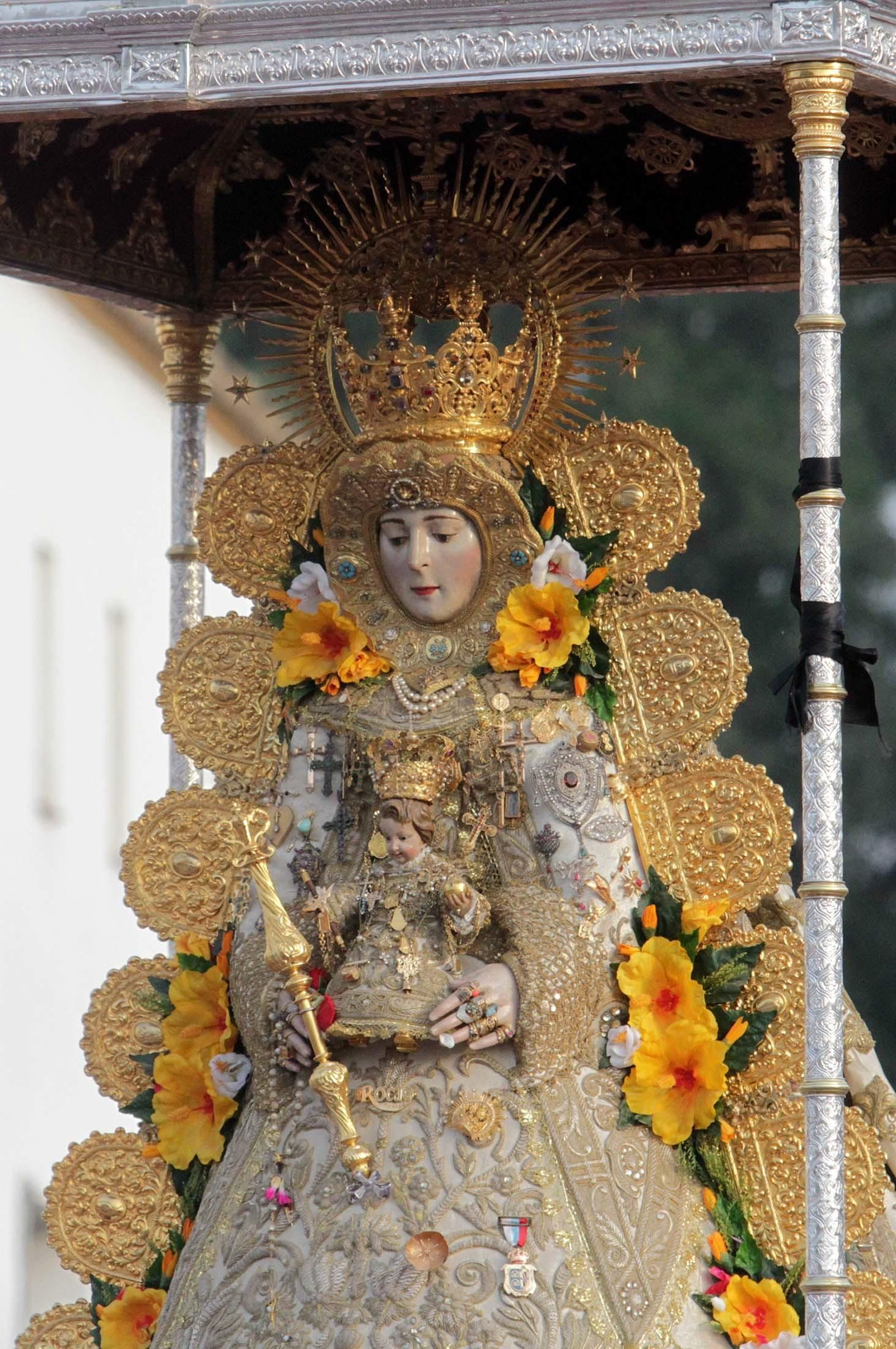 Las imágenes de la procesión de la Virgen del Rocío por la aldea en el Lunes de Pentecostés